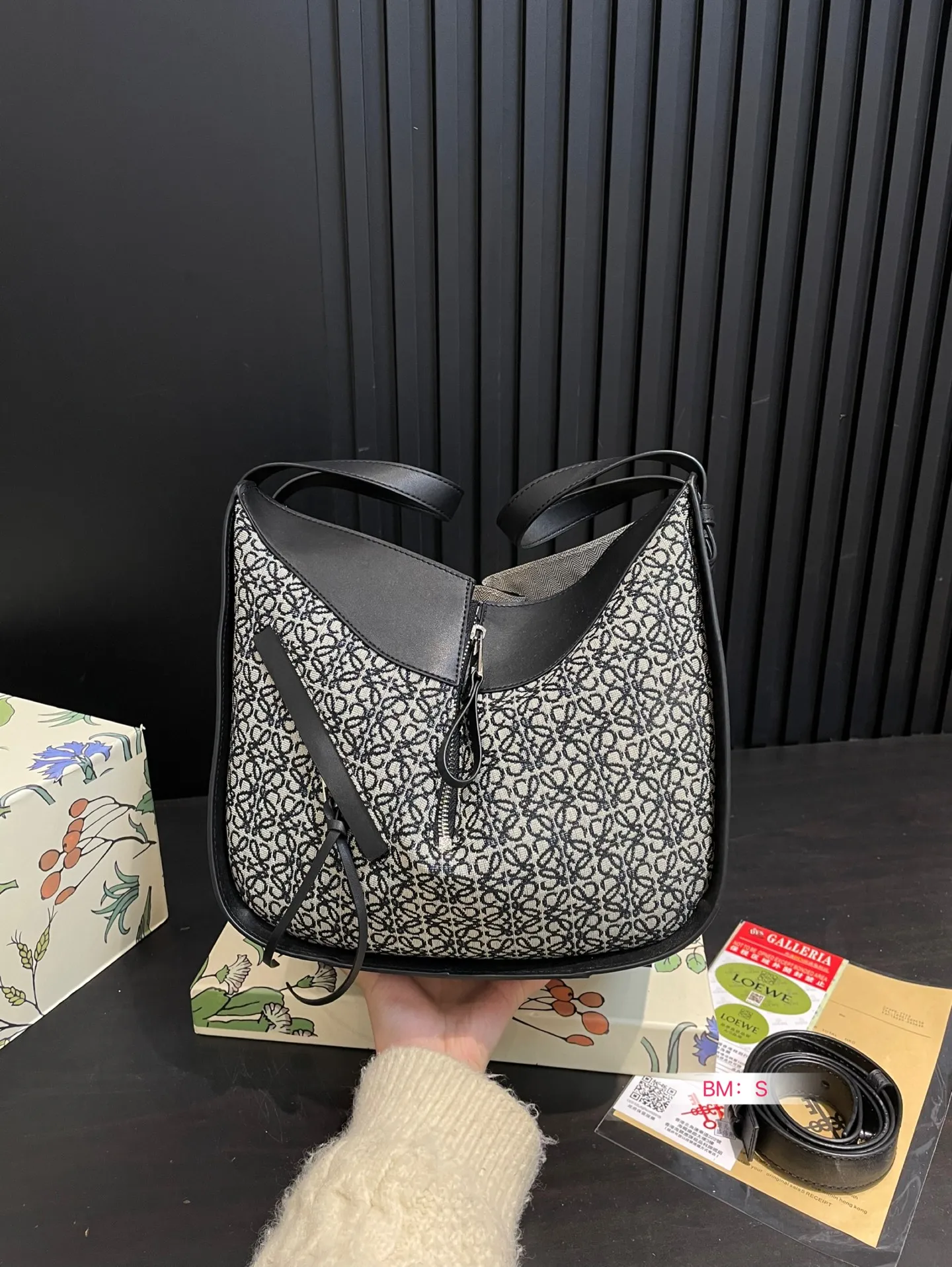 💰190 配盒 Loewe/罗意威🎒HAMMOCK吊篮水桶包,可爱暴击🔅超级Q 干净而利落的造型与背景.蕴含的优雅魅力.包包造型多变,可手提可单肩,设计简单利落 尺寸26*25cm