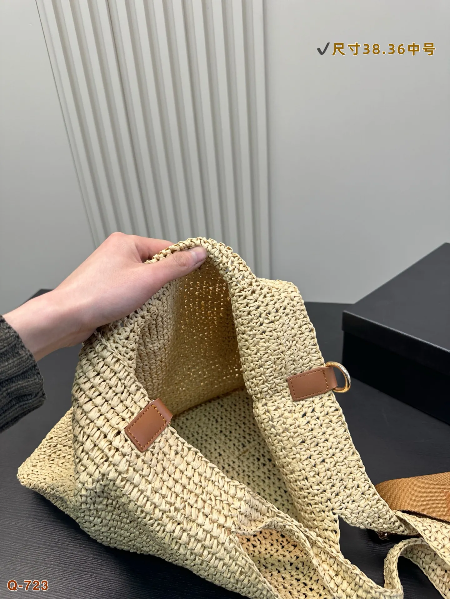 💰150 罗意威编织托特包,简单搭配的包袋,非常大气。 搭配衣服也是毫无难度。尺寸:38.36