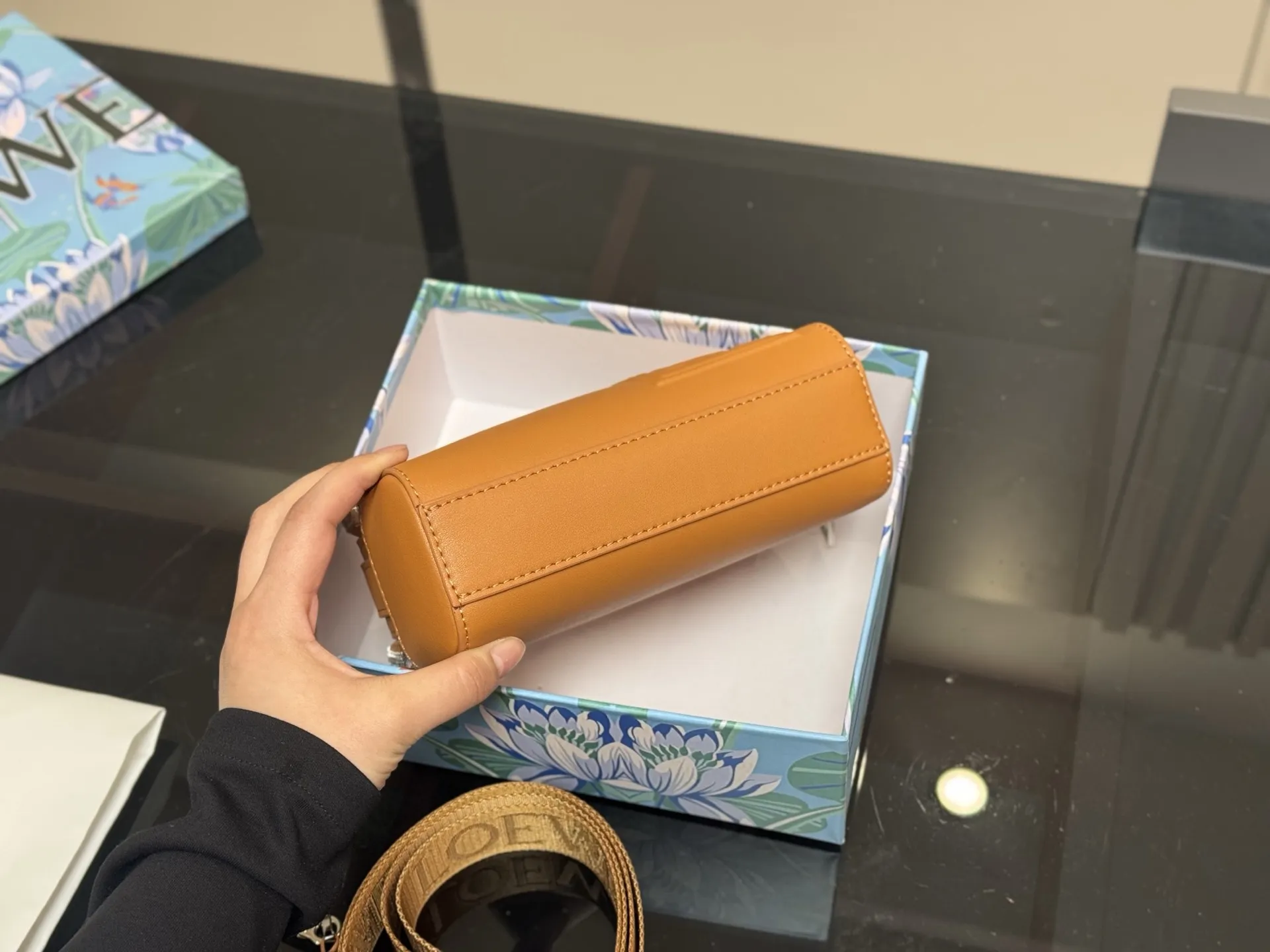 ¥170 配盒 size:18.13cm Loewe Hammock 男女同款! 罗意威 相机包超可爱 看预告就喜欢的要命, 特别可爱, 皮质也很好 摸起来滑滑的不会涩!