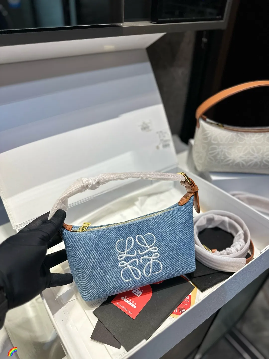 ❤️p125(礼盒包装)❤️ 罗意威饭盒包 新成员饭盒包终于来啦这个大小比较适合平时外出,装个手机卡包车钥匙都可以,想要功能性大的不要选择这个,装不进ipad!冬天就是要这种反差比较大的小巧玲珑的包,才能让臃肿大衣的外表下添加一些俏皮可爱!几千块的快乐就是做一-个女孩当#饭盒包风#尺寸20.12