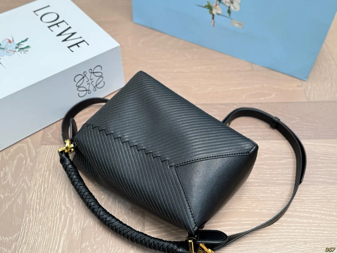 ¥205折叠盒 罗意威loewe几何包 简约大气风格 更加轻盈 可轻松驾驭各种风格 是每个酷酷女孩必入款 尺寸:23 15