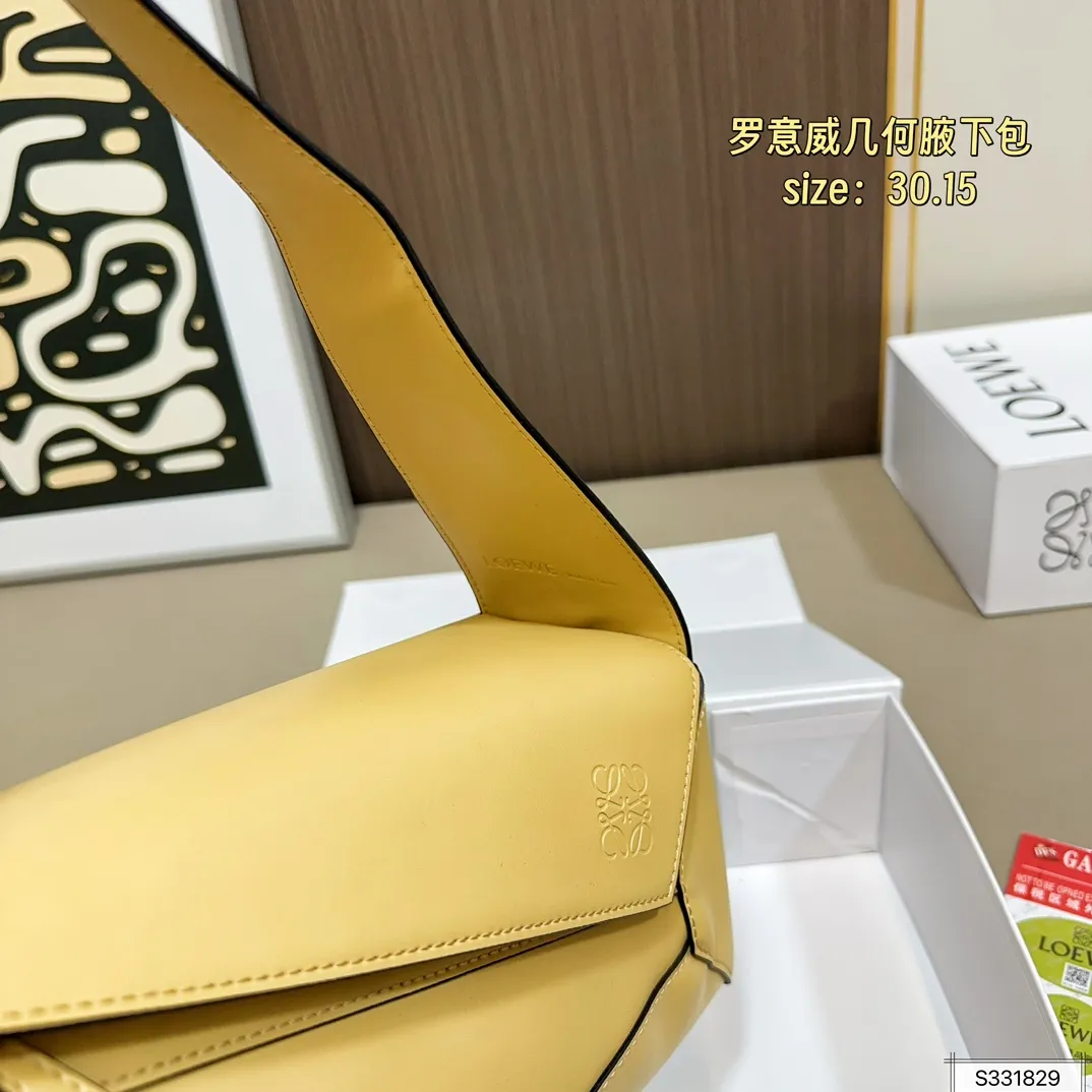 💰145 配折叠盒 尺寸30.15 罗意威 几何 puzzle hobo腋下包包型很修身 比起传统 更加轻盈 结合几何形状包身 可轻松驾驭各种风格