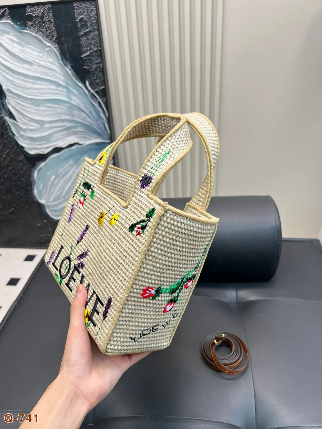 💰145💰150 好喜欢这个包！适合夏天罗意威Loewe草编包罗意威编织托特包Paulas's 1biza 夏日海岛系列推出了草编托特包包 巧妙融合了托特的商务之前线条和草编的夏日风情，加上Loewe粗体大logo 真的很难不爱呀，尺寸大号30 24 小号23 17cm