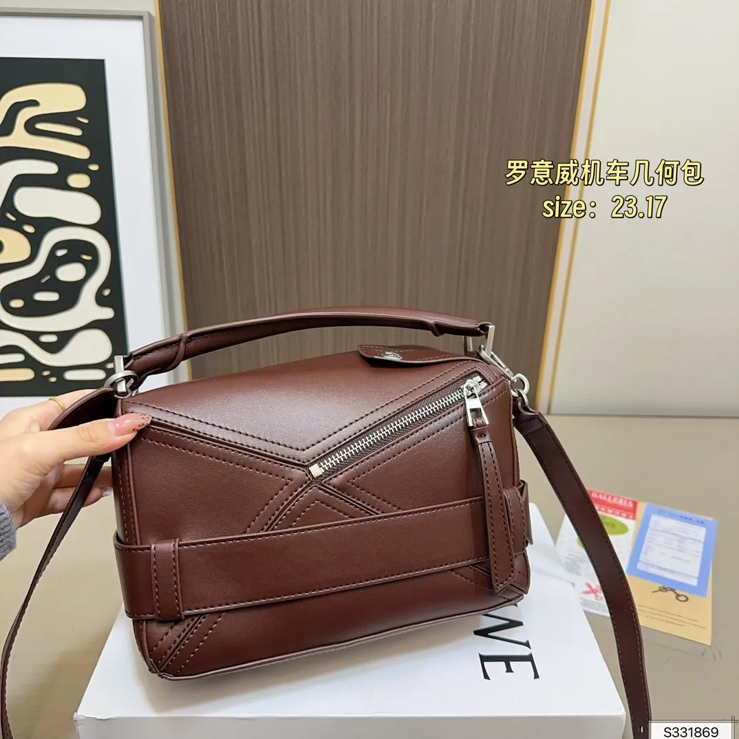 💰185（折叠盒） 尺寸：23.17 LOEWE 罗意威新版上市puzzle Biker机车几何包 几何形设计，质感磨砂五金件，各个颜色都超美👍 容量大，实用又不失设计感！ 休闲又百搭，通勤也可以背‼️