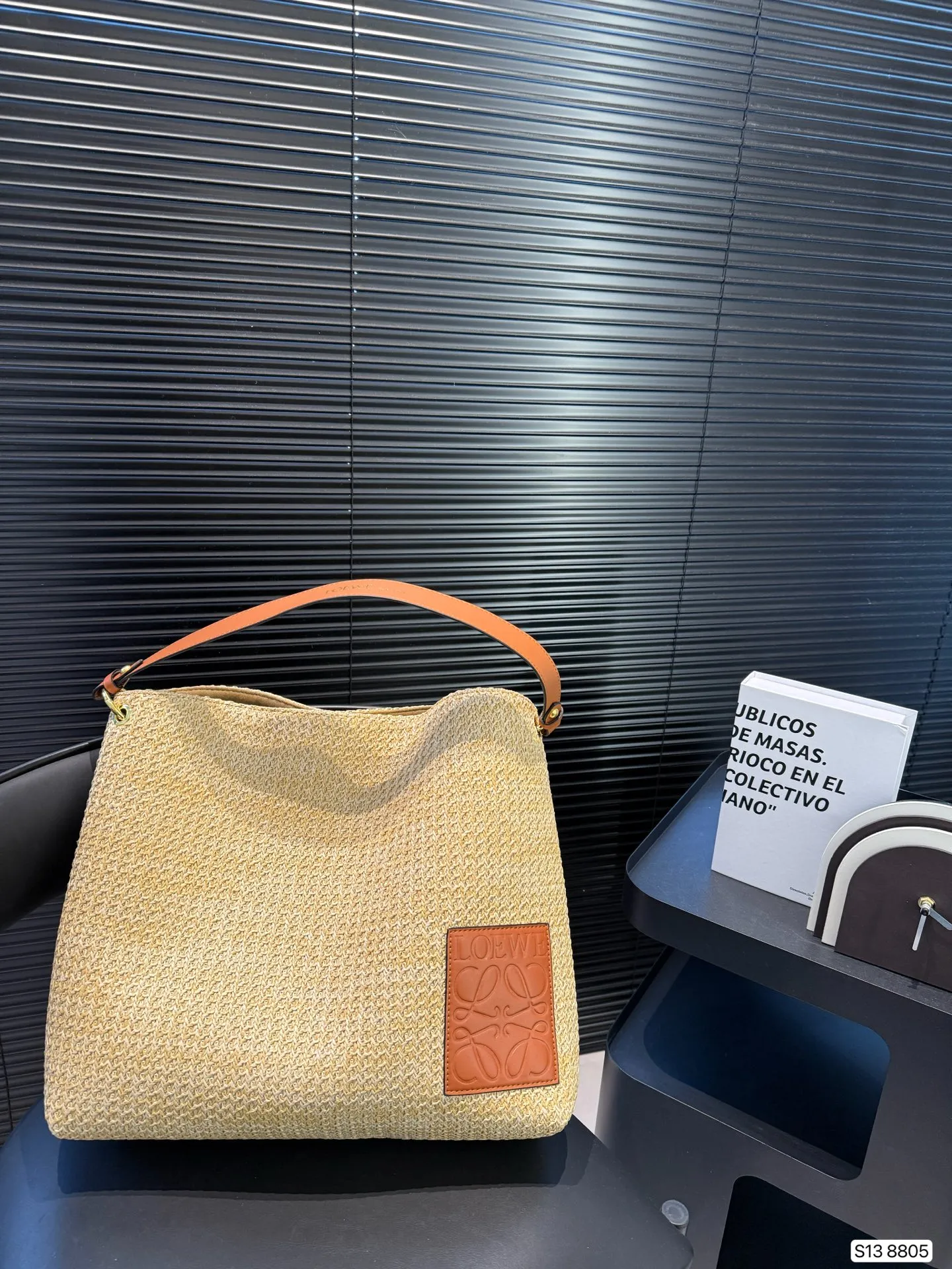 P115 罗意威编织托特包,简单搭配的包袋,非常大气。搭配衣服也是毫无难度。尺寸:36 32 货号8805