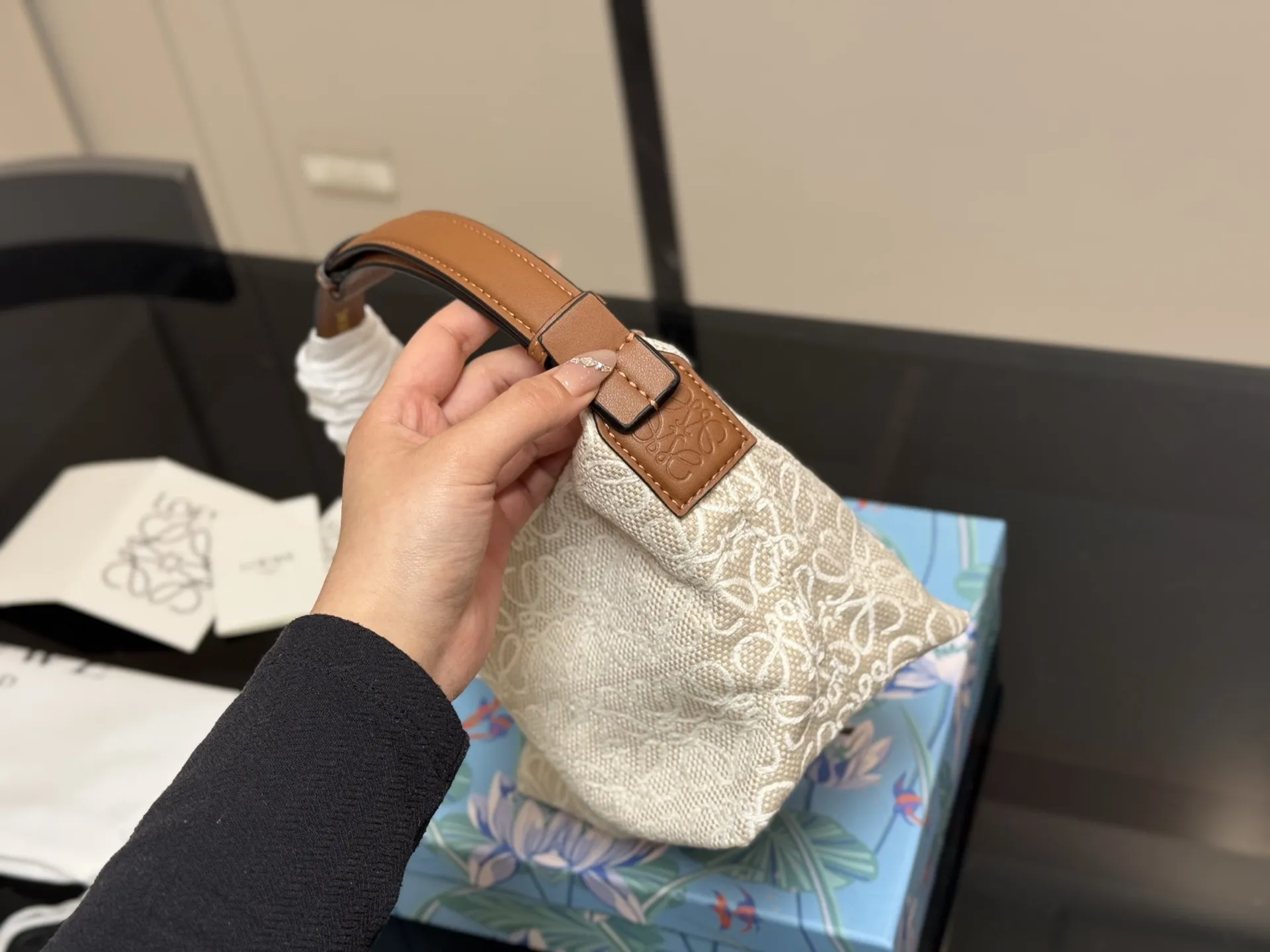 &yen;130 配盒 罗意威最近超级火的便当包 最新款Loewe cubi 提花帆布材质搭配黑色 这个颜色最好看！ 尺寸:22&times;15cm（小） 搜索🔍罗威饭盒包