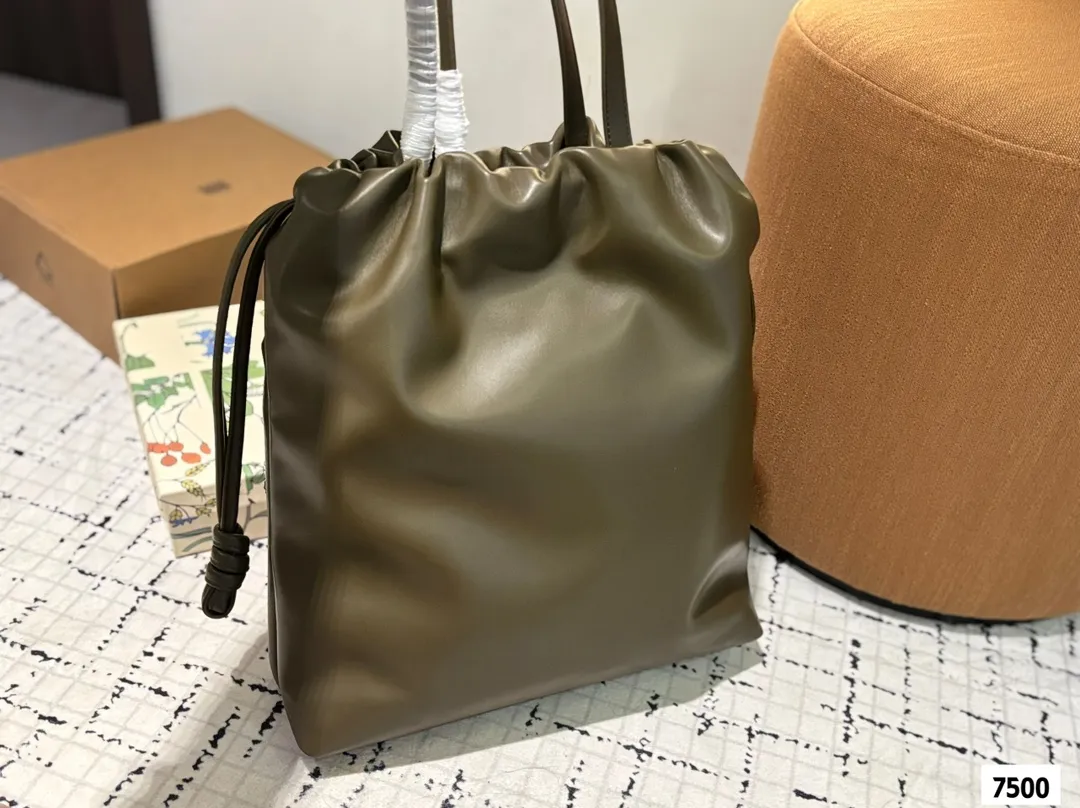 P150 配盒子 LOEWE罗意威福袋包|时尚与好运的完美邂逅 今日推荐 Flamenco LOGO Tote最近新宠 超有质感，亮眼的大字母一下就抓住眼球，时髦又吸睛。 容量超大，日常出行、通勤啥的都能轻松hold住，装电脑、文件、化妆品都没问题。 谁懂啊，拥有它真的快乐加倍!#LOEWE #罗意威 # 尺寸：35 42