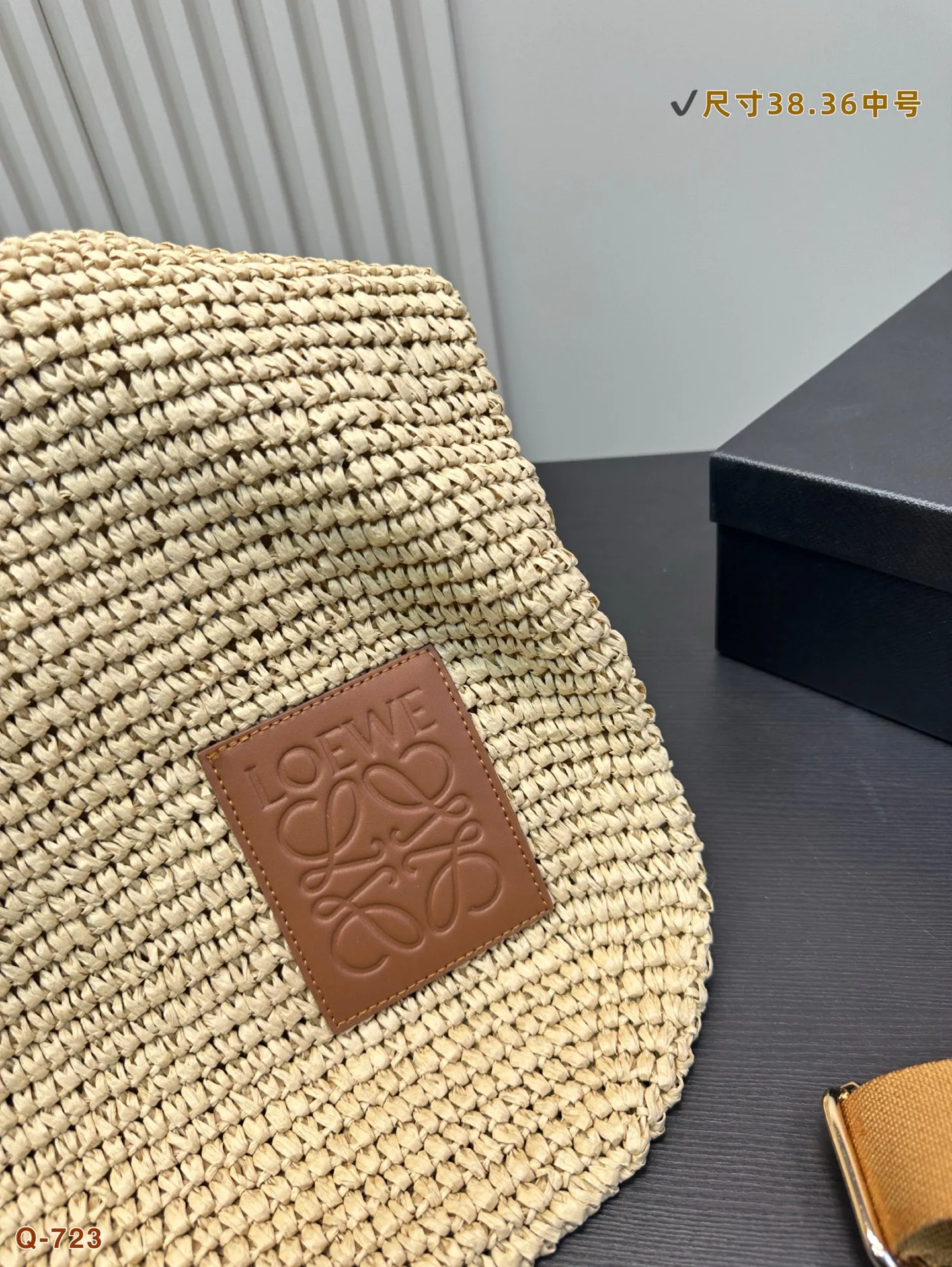 💰150 罗意威编织托特包，简单搭配的包袋，非常大气。 搭配衣服也是毫无难度。尺寸：38.36