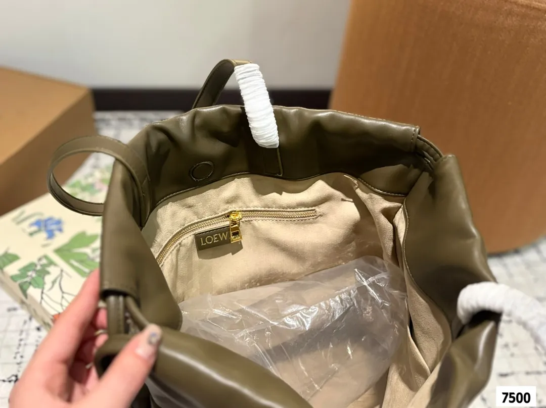 P150 配盒子 LOEWE罗意威福袋包|时尚与好运的完美邂逅 今日推荐 Flamenco LOGO Tote最近新宠 超有质感,亮眼的大字母一下就抓住眼球,时髦又吸睛。 容量超大,日常出行、通勤啥的都能轻松hold住,装电脑、文件、化妆品都没问题。 谁懂啊,拥有它真的快乐加倍!#LOEWE #罗意威 # 尺寸:35 42