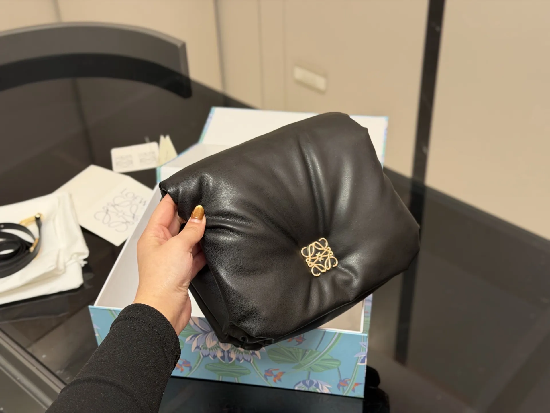 ¥185 配折叠盒 size:22*17cm Loewe/罗意威 云朵枕头包 Gate Bag腋下斜挎包, 感觉gate是Loewe的礼物 ! ⚠牛皮皮质!