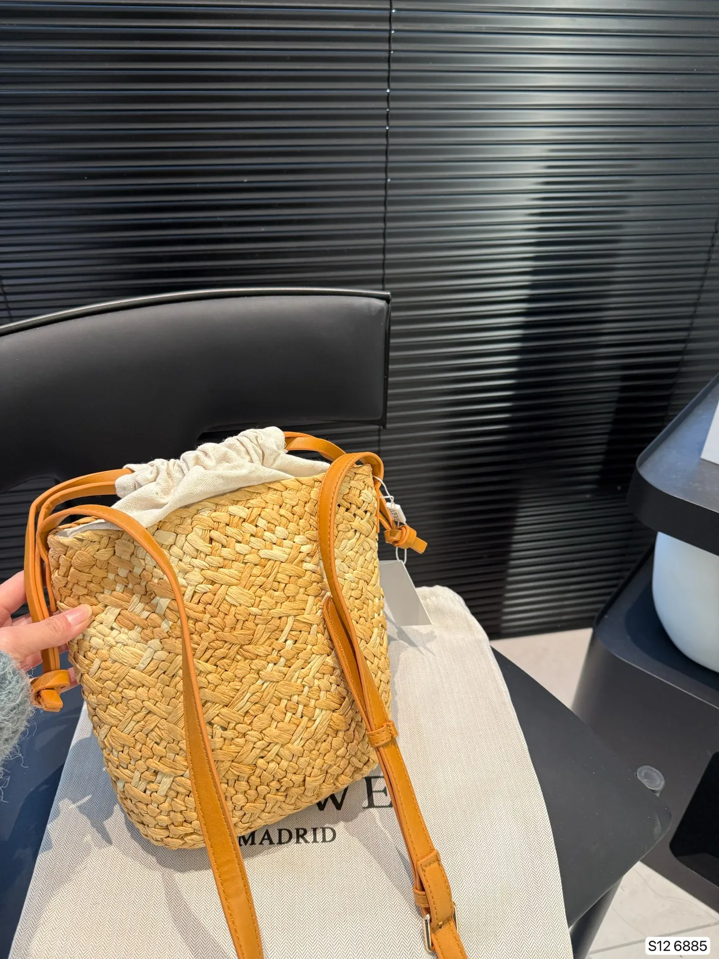 P110 罗意威编织购物袋 手感和视觉效果是一样的 包型更是完美,随意搭配!尺寸23 21 货号6885