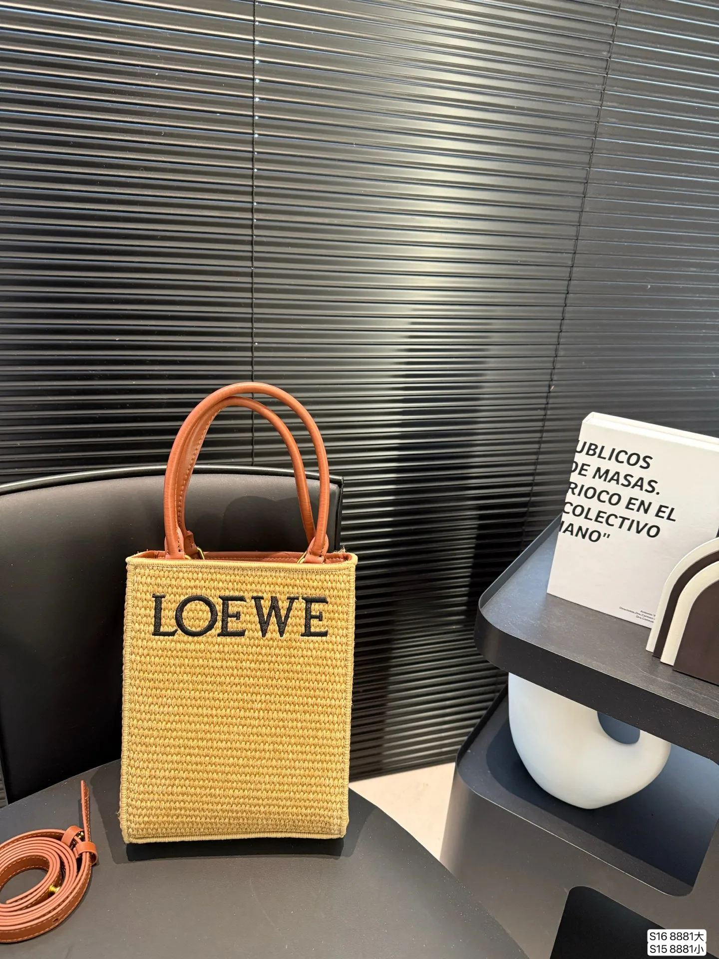 大号P130 小号P125 配盒子 罗意威编织托特包 Paulas's 1biza 夏日海岛系列推出了草编托特包包巧妙融合了托特的商务之前线条和草编的夏日风情，加上Loewe粗体大logo 真的很难不爱 尺寸大号28 36 小号17 22货号8881