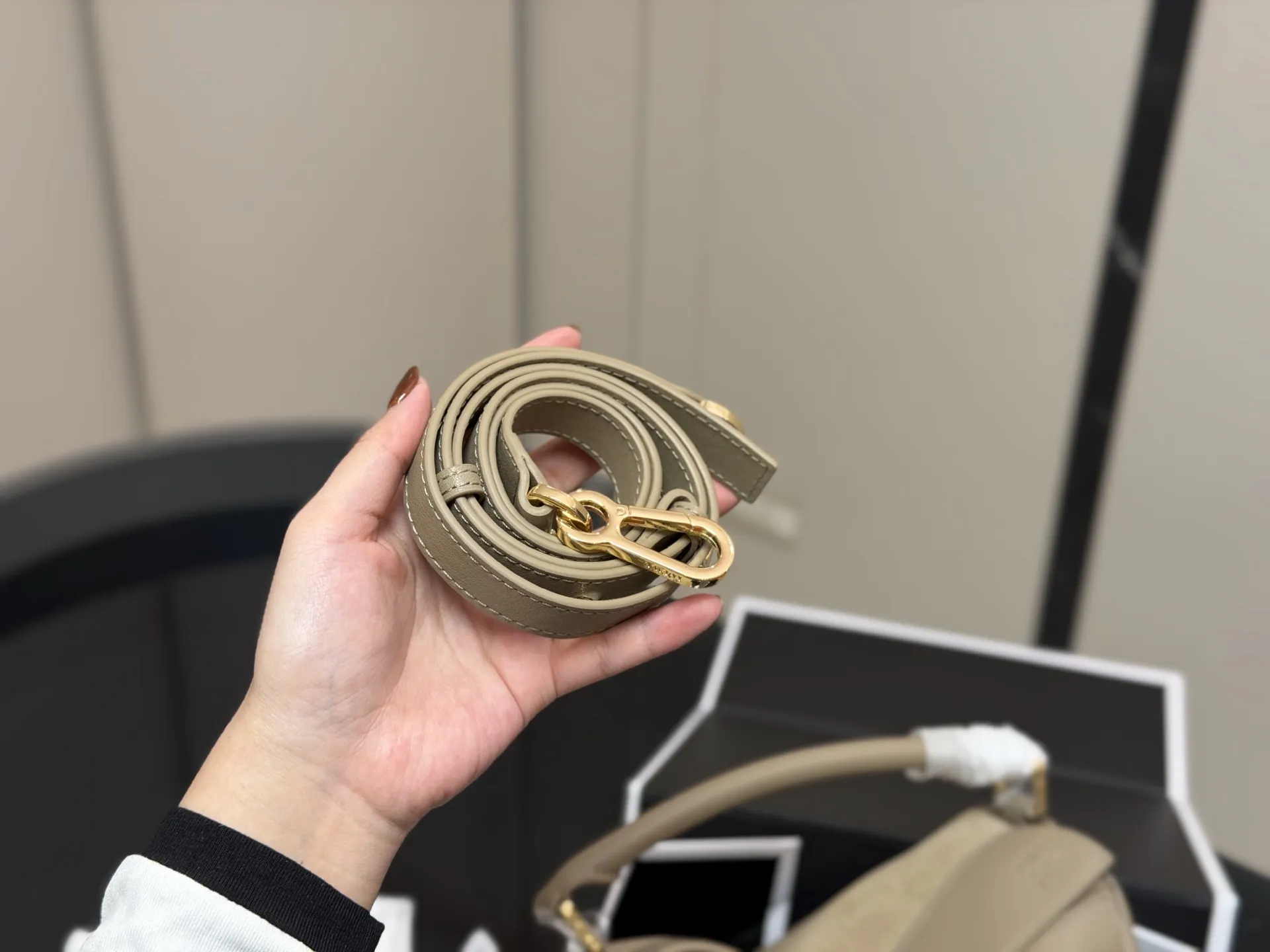 ¥250 配盒 牛皮 尺寸: 24*15cm loewe 罗意威几何包puzzle 真心是不能错过的, PUZZLE又出新花样|经典牛皮碰撞复古绒面革 皮质的碰撞和对比 视觉变化 彰显几何魅力