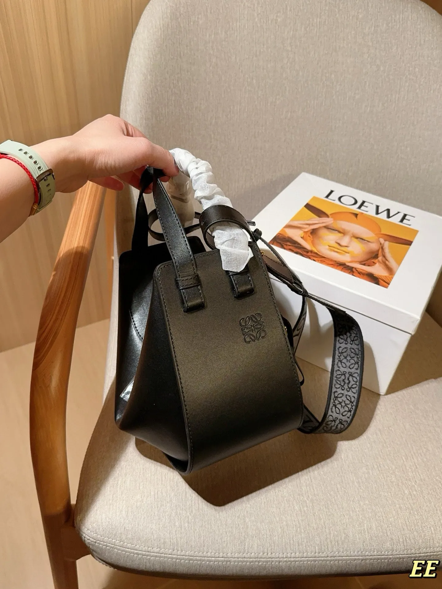 💰190 Loewe罗意威 新款的hammock 吊床包 时尚界“变形金刚” 单肩、斜挎、手拎、N种背法👜 尺寸:21×22×13 礼盒包装🎁