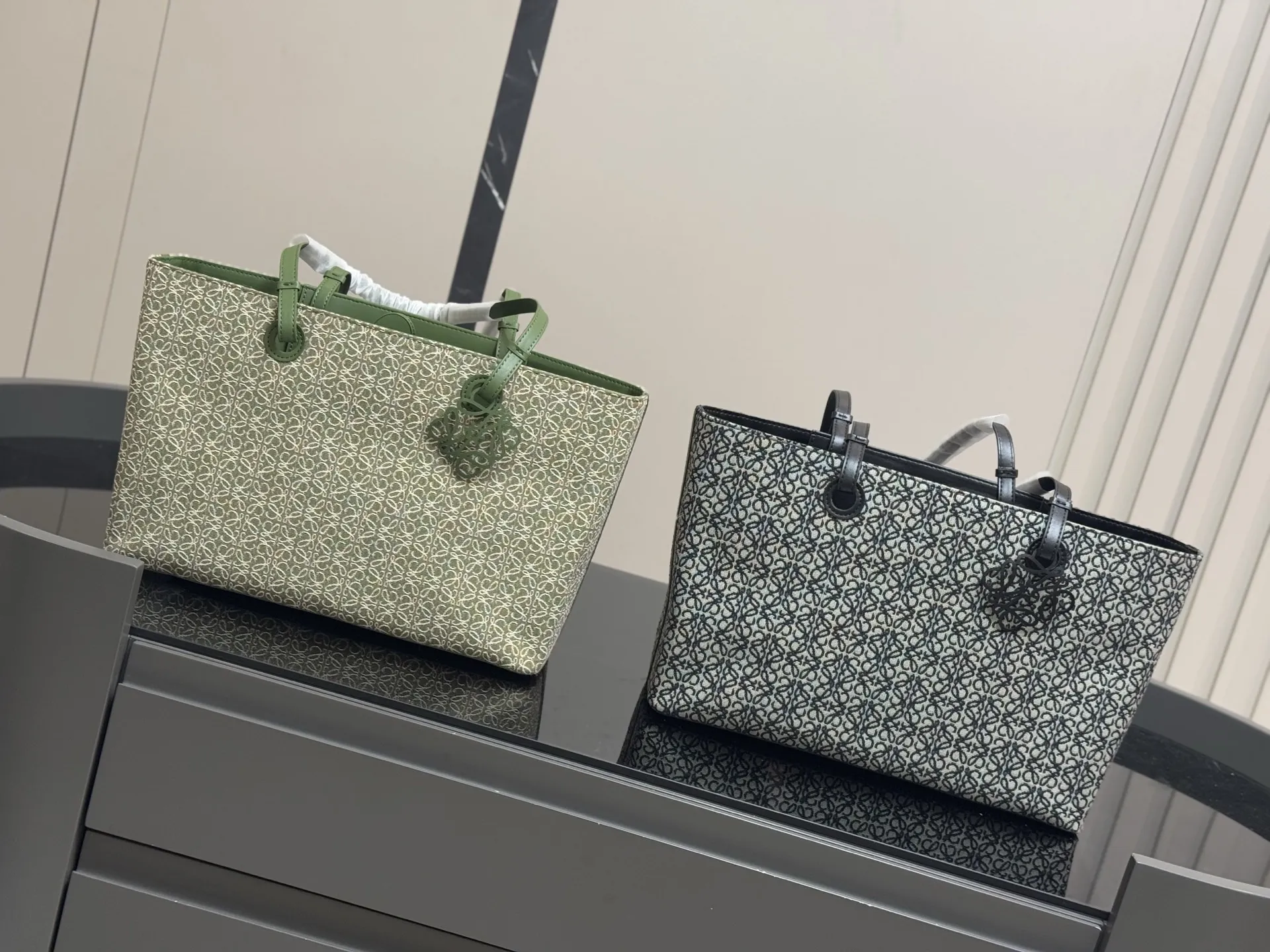 ¥155 size: 37*24cm(横) 罗意威帆布购物袋🛍️ 实物好装的一款包 最近出行都在背 皮帆布耐看有质感 它的容量很友好...