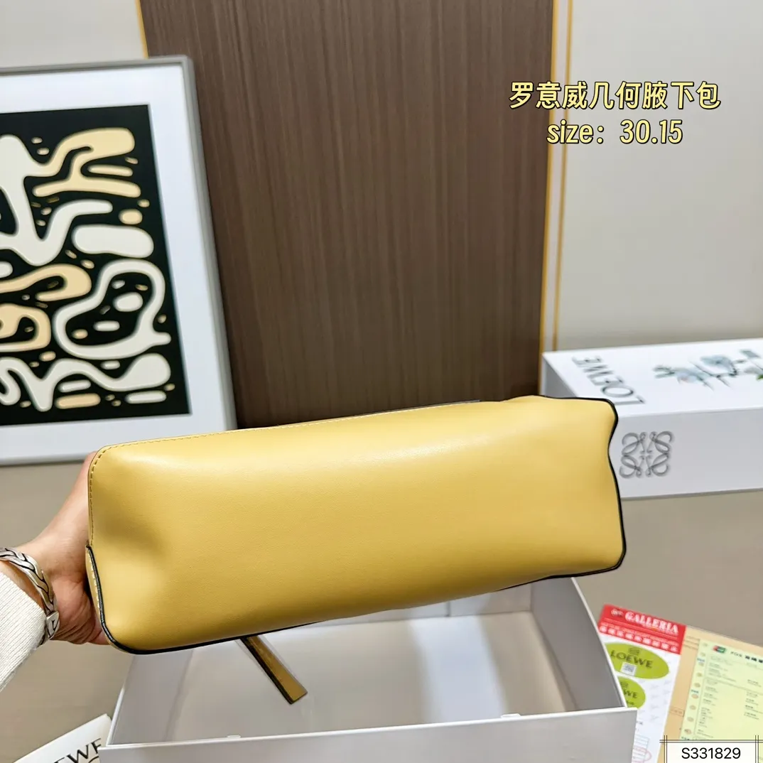 💰145 配折叠盒 尺寸30.15 罗意威 几何 puzzle hobo腋下包包型很修身 比起传统 更加轻盈 结合几何形状包身 可轻松驾驭各种风格