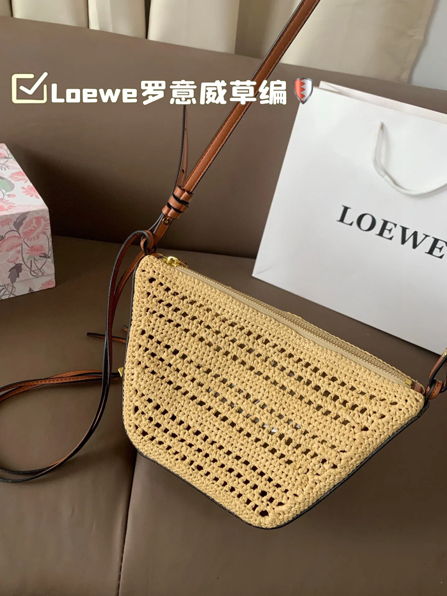 P180 Loewe罗意威草编 好适合夏天 自带一根腋下的肩带和一根斜挎长肩带 非常滴实用 尺寸18&times;16折叠盒