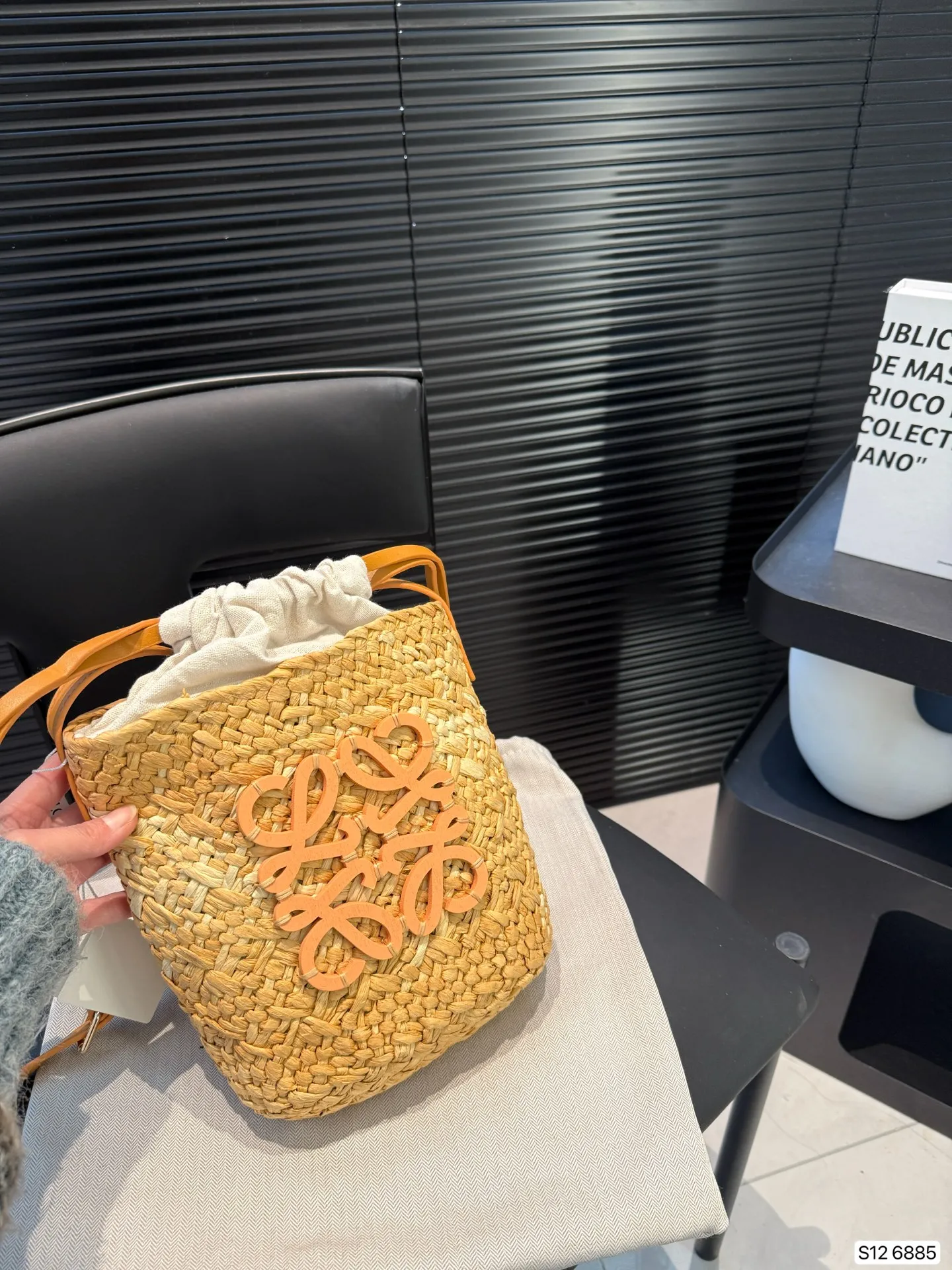 P110 罗意威编织购物袋 手感和视觉效果是一样的 包型更是完美,随意搭配!尺寸23 21 货号6885