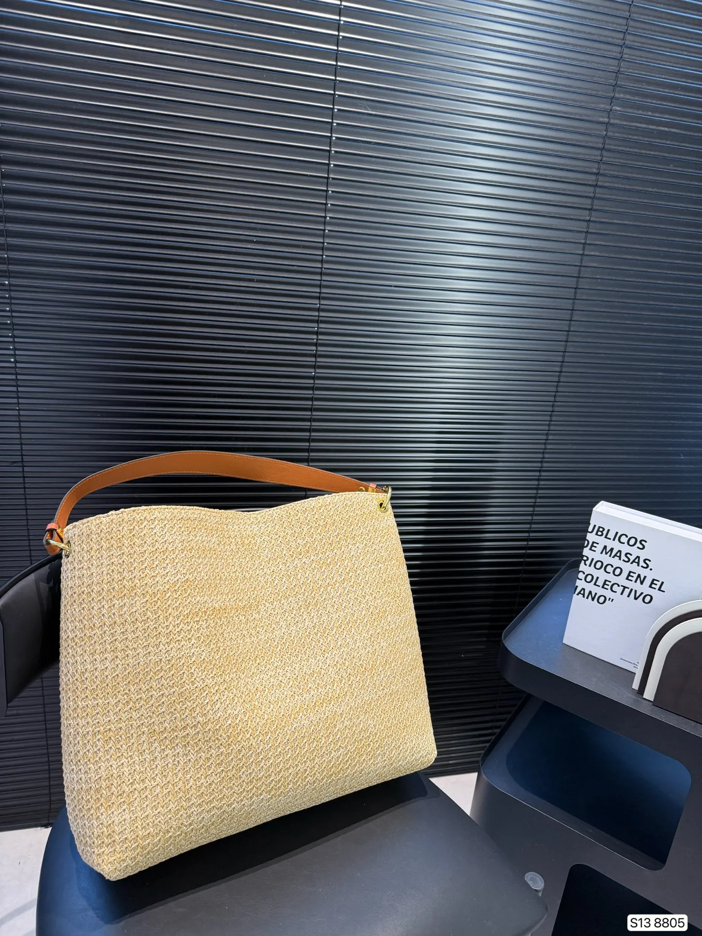 P115 罗意威编织托特包,简单搭配的包袋,非常大气。搭配衣服也是毫无难度。尺寸:36 32 货号8805