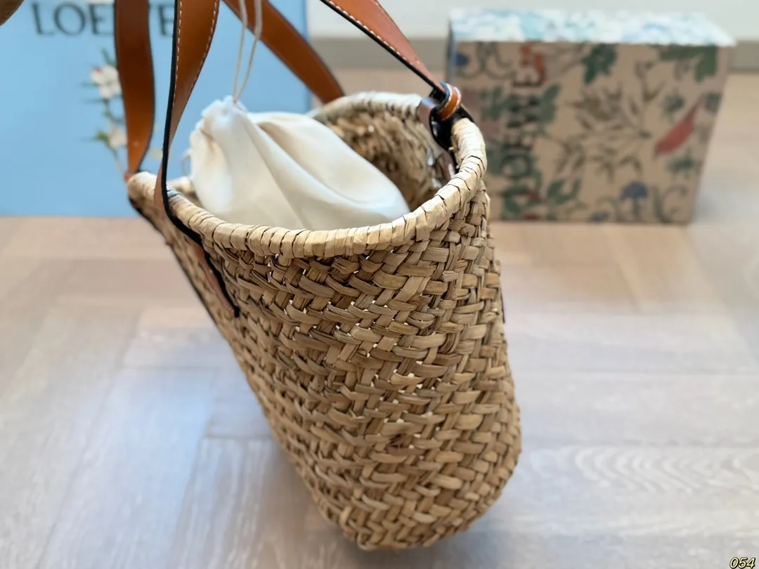 ¥125/¥120/¥115 罗意威托特loewe草编包 即日常又耐脏的颜色 容量不容小觑哦✨ 尺寸:28 26/26 23/20 22