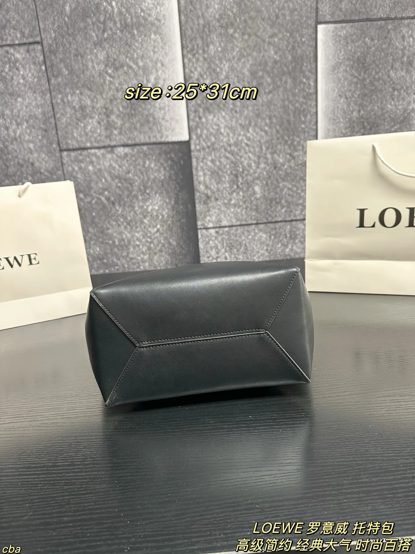 P225配盒 LOEWE 罗意威 托特包 罗意威新款的tote手袋无论是在工艺,质量,功能上还是在新奇,百搭,流行上都是一款非常值得购买的单品,几何剪裁拼接在一起再现标志性puzzle设计。 轻便且完全可折叠,便于携带。是完美的出行伙伴。皮革是一种新的光泽小牛皮 ,因其柔软的质感以及带 来现代感和锐度的光泽而备受青睐。以全新方式演绎低调优雅的LOEWE烫金logo。手柄采用纯粹干净的十字绣细节设计 ,更加耐用。 尺寸:25*31cm