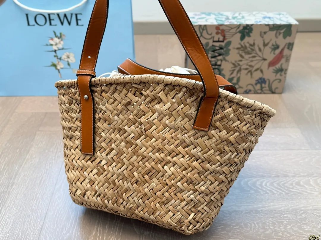 ¥125/¥120/¥115 罗意威托特loewe草编包 即日常又耐脏的颜色 容量不容小觑哦✨ 尺寸:28 26/26 23/20 22