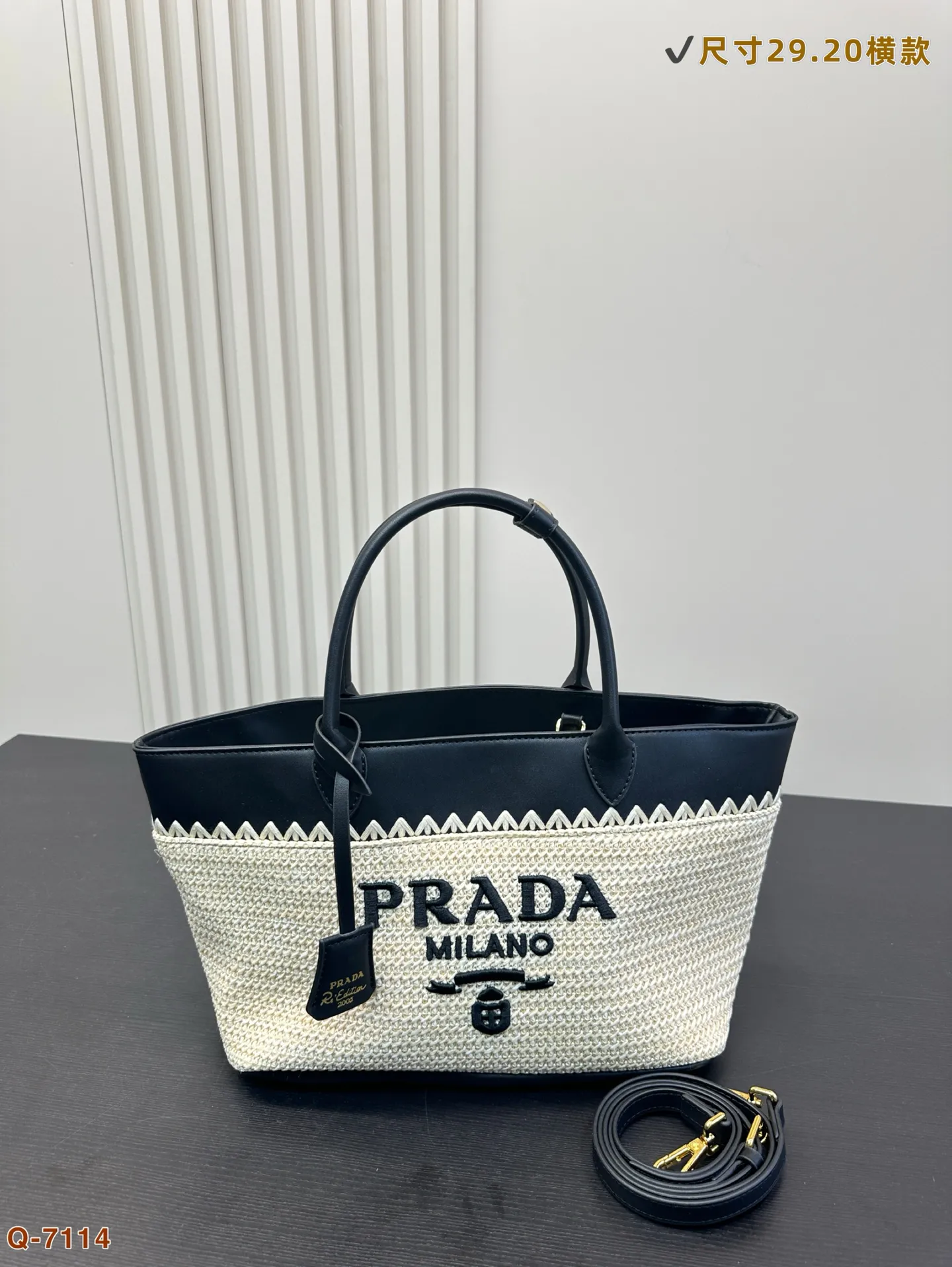 💰135尺寸小号21.23 💰135尺寸横款29.20 💰150尺寸大号31.33 普拉达prada阳光普拉达草编包购物袋的夏天啦，马上夏天了，来推荐这只prada阳光草编包.清爽也文艺，让你也可甜可美。设计也非常实用，容量也大。同款哦夏天怎么能少了草编包呢！