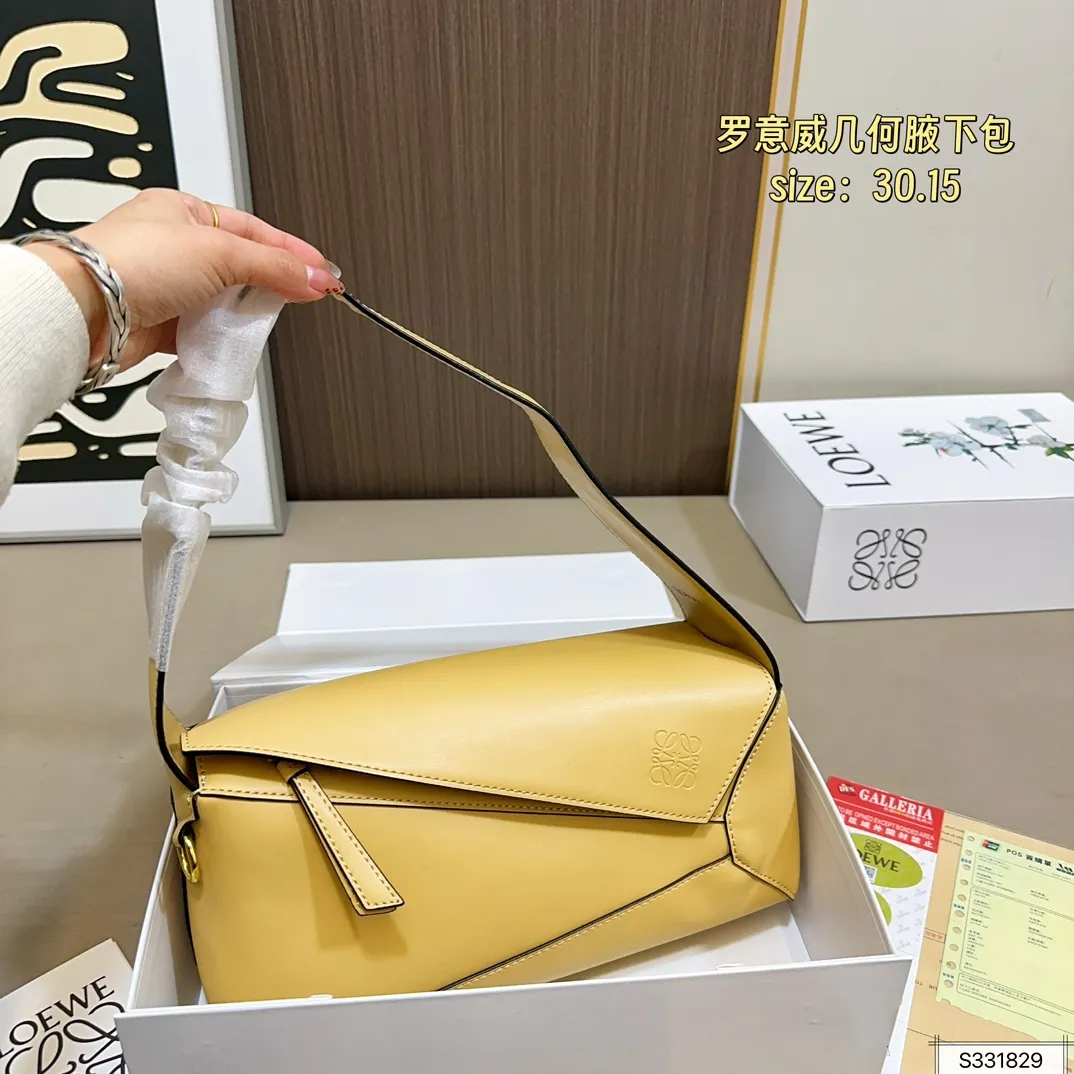 💰145 配折叠盒 尺寸30.15 罗意威 几何 puzzle hobo腋下包包型很修身 比起传统 更加轻盈 结合几何形状包身 可轻松驾驭各种风格