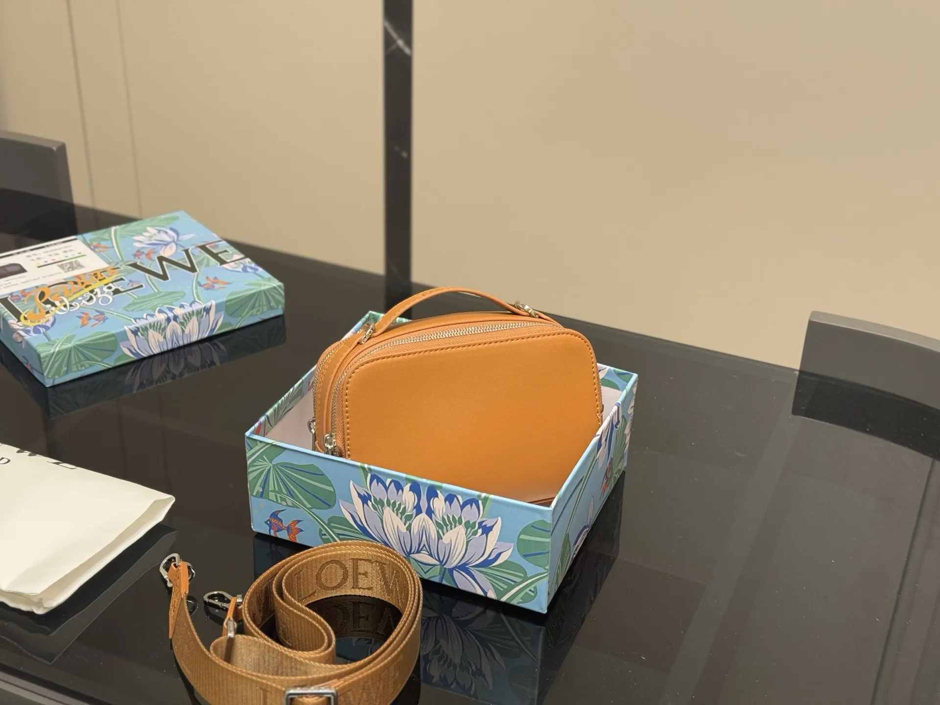 &yen;170 配盒 size：18.13cm Loewe Hammock 男女同款！ 罗意威 相机包超可爱 看预告就喜欢的要命， 特别可爱， 皮质也很好 摸起来滑滑的不会涩！