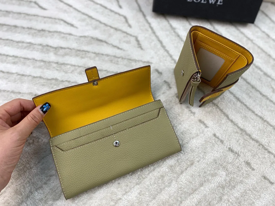 p110/p100 配盒🎁 Loewe罗意威钱包 设计感非常突出 简约又大气 经典小牛皮质感绝了~手感柔软 让人爱不释手!尺寸:长19*10.5/短11*9.5