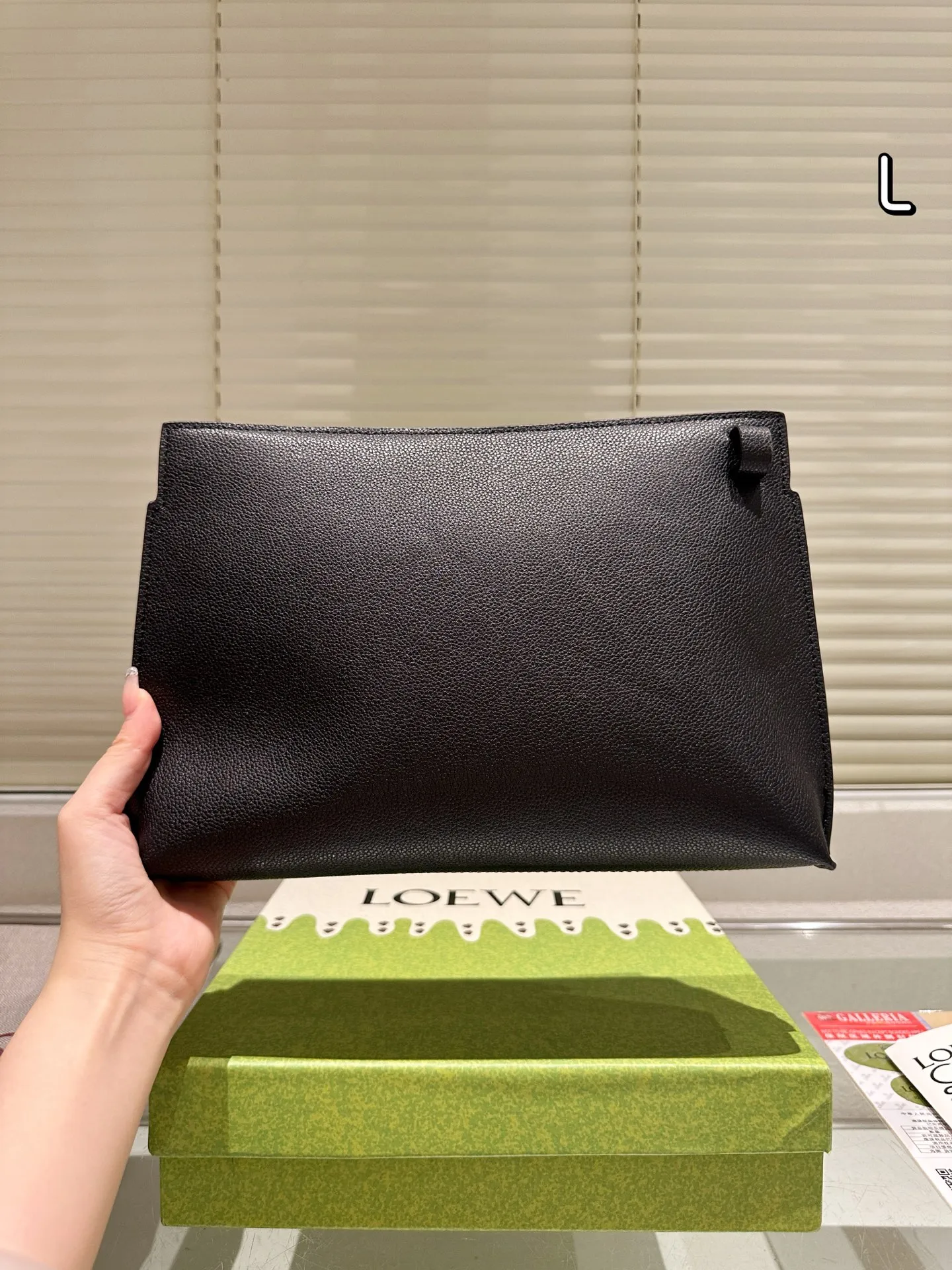 配礼盒🎁P140 Loewe 罗意威 手包 520限定手袋 甜而不腻的日常搭配 颜值质感被拿捏住了 凹造型必备✔️ 尺寸：31.20cm