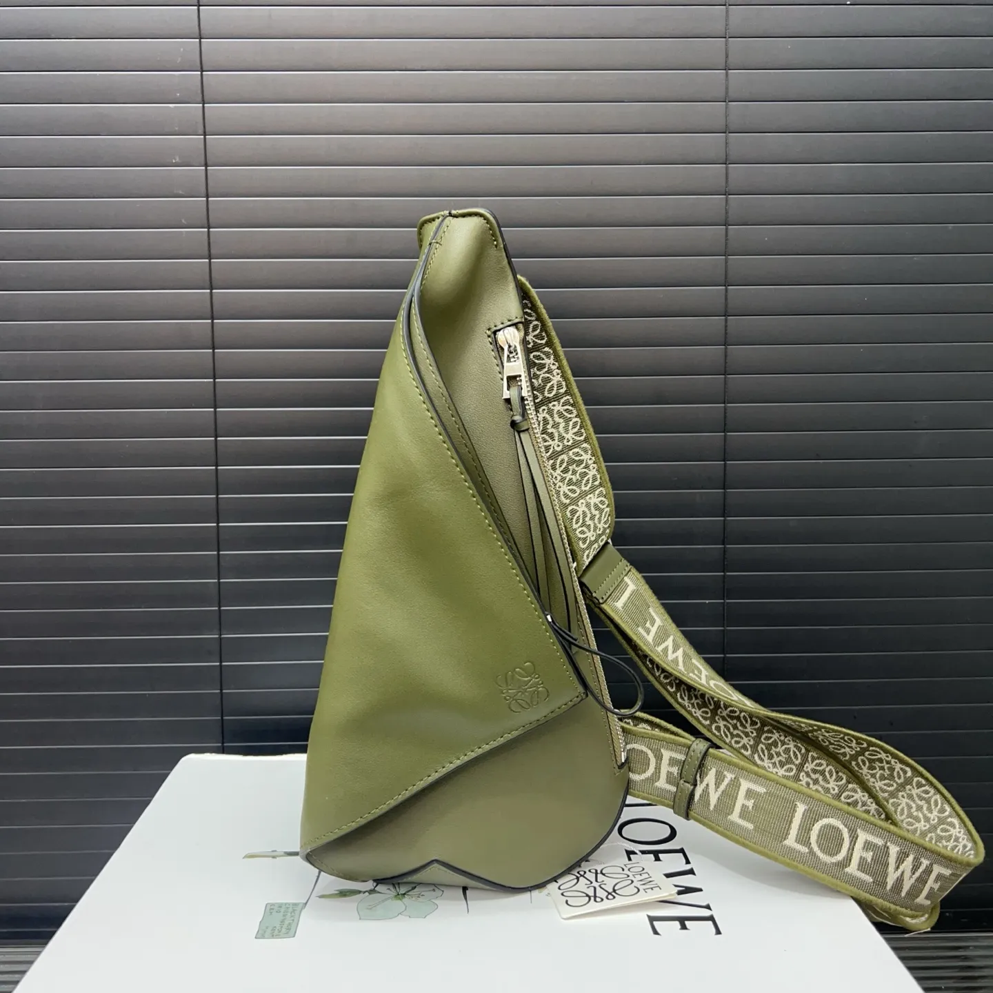 P255 LOEWE 罗意威 Anton Sling 银色配件装饰 小牛皮 胸包 牛皮单肩包斜挎包 经典百搭 实物拍摄 原厂原版面料 配送防尘袋 配盒 18 x 33 cm。