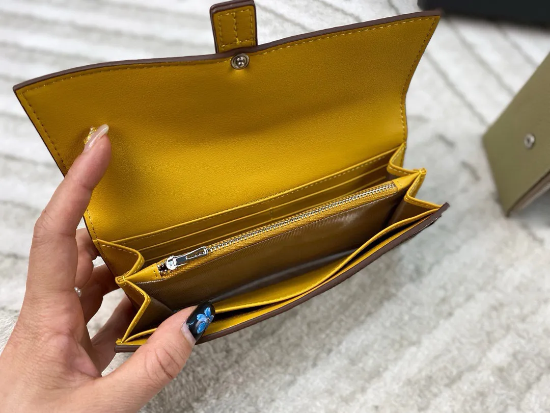 p110/p100 配盒🎁 Loewe罗意威钱包 设计感非常突出 简约又大气 经典小牛皮质感绝了~手感柔软 让人爱不释手!尺寸:长19*10.5/短11*9.5