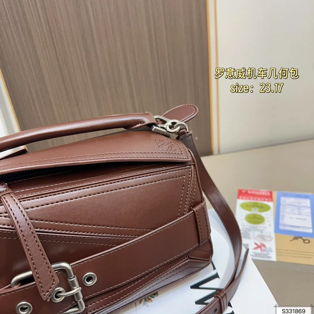 💰185(折叠盒) 尺寸:23.17 LOEWE 罗意威新版上市puzzle Biker机车几何包 几何形设计,质感磨砂五金件,各个颜色都超美👍 容量大,实用又不失设计感! 休闲又百搭,通勤也可以背‼️