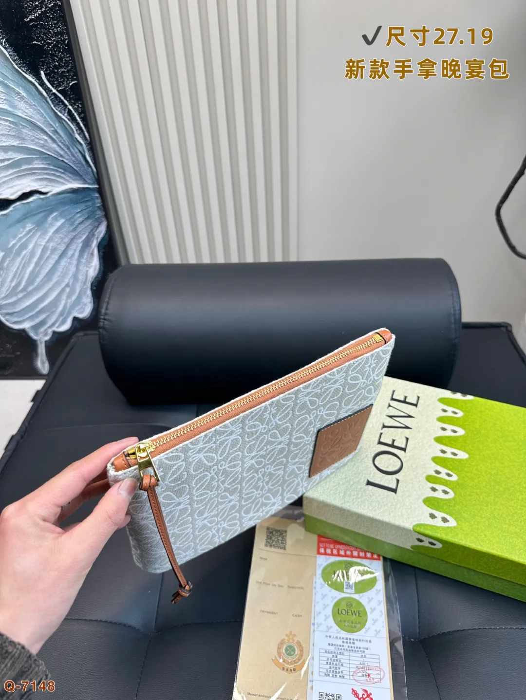 💰105 配礼盒 LOEWE罗意威新款帆布手拿包晚宴包 满logo帆布手包,加宽底座空间超大,满足日常所需~简单大方,手感超好!! 尺寸27.19