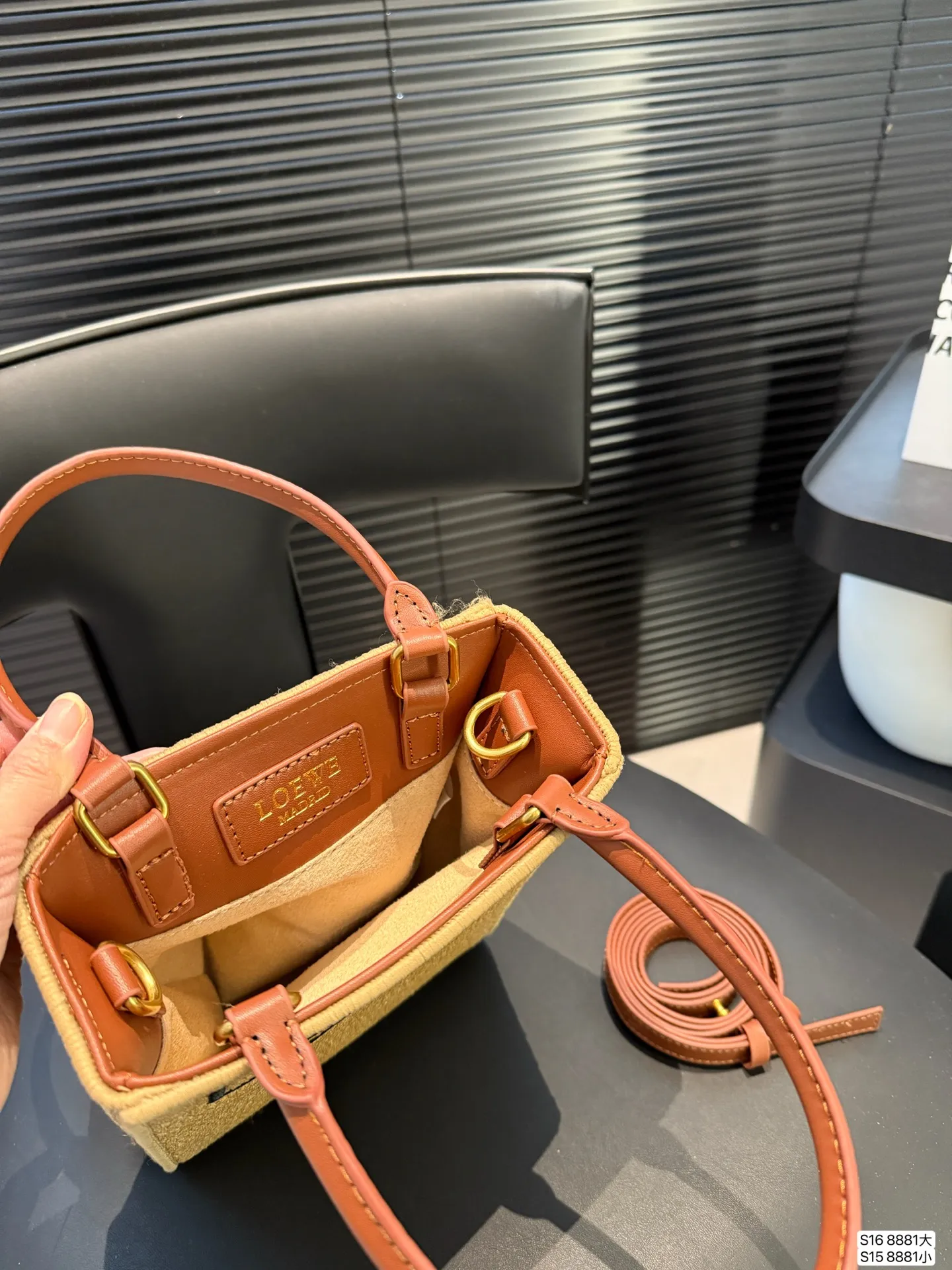 大号P130 小号P125 配盒子 罗意威编织托特包 Paulas's 1biza 夏日海岛系列推出了草编托特包包巧妙融合了托特的商务之前线条和草编的夏日风情，加上Loewe粗体大logo 真的很难不爱 尺寸大号28 36 小号17 22货号8881