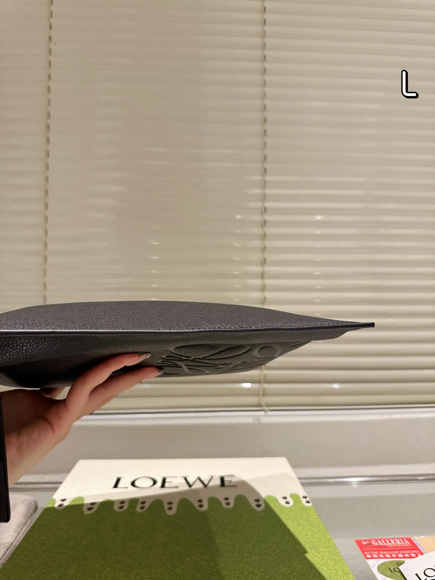 配礼盒🎁P140 Loewe 罗意威 手包 520限定手袋 甜而不腻的日常搭配 颜值质感被拿捏住了 凹造型必备✔️ 尺寸:31.20cm