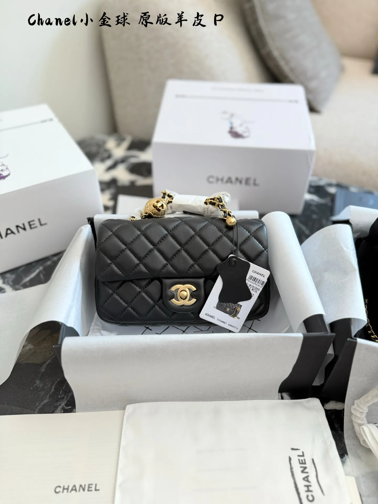 p220p225 羊皮 金球方胖子 &ldquo;New Arrival&rdquo; 最美金球方胖子人间香奈儿 白富美小姐姐必备款 ■单独夸最让人挪不开眼 就是小金球了太高级~ 今年的新款小香包链条可以调节 这一点太人性化了不管是高个子还是小个子圈都可以驾驭 #Chanel小金球 17cm20cm