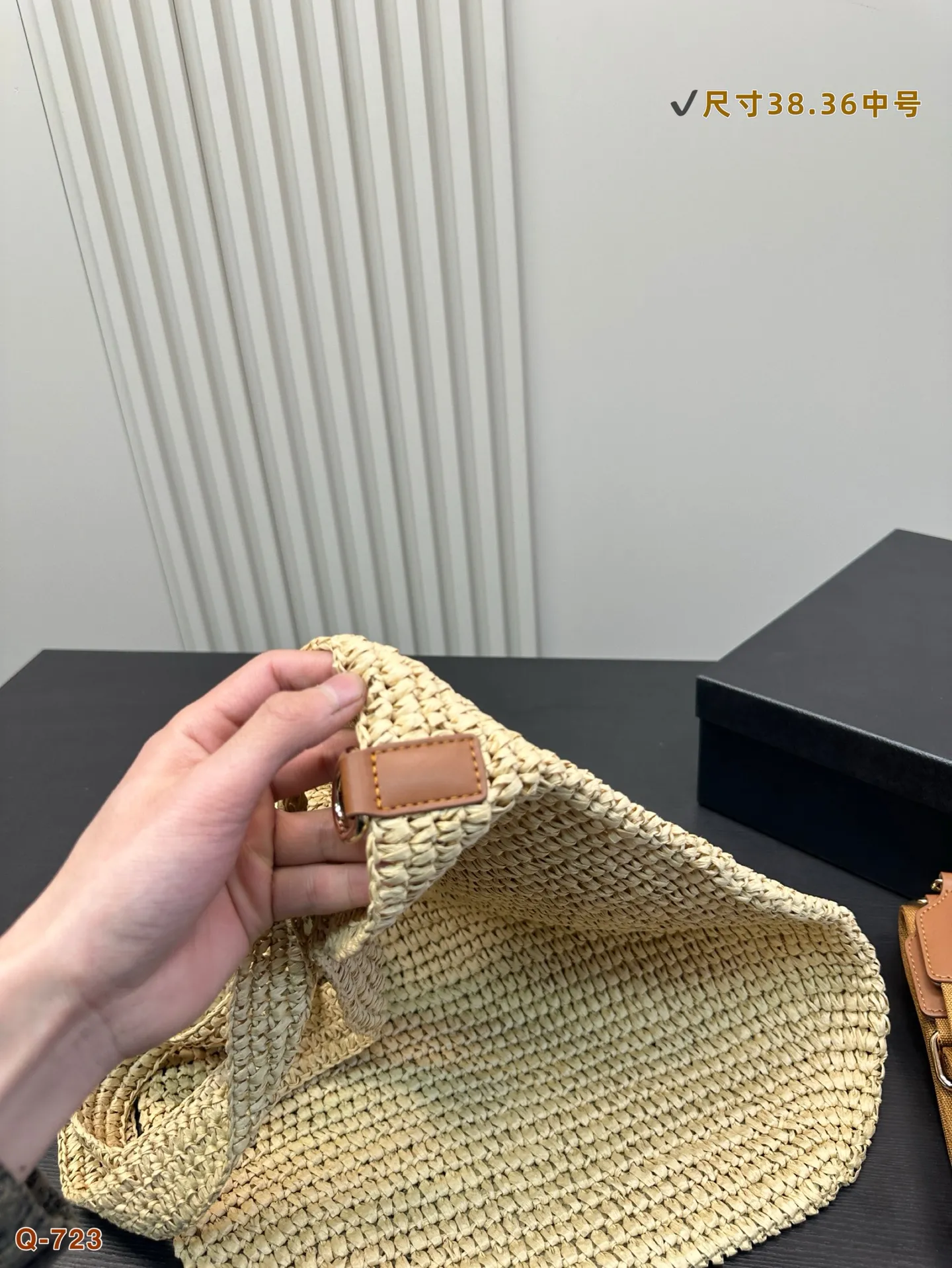 💰150 罗意威编织托特包,简单搭配的包袋,非常大气。 搭配衣服也是毫无难度。尺寸:38.36