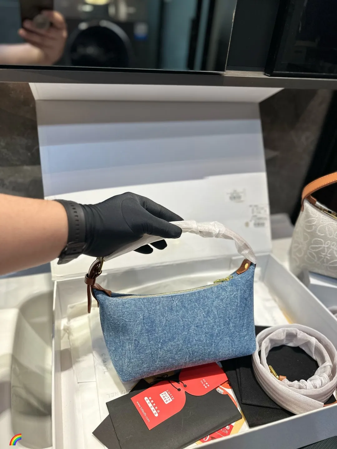 ❤️p125(礼盒包装)❤️ 罗意威饭盒包 新成员饭盒包终于来啦这个大小比较适合平时外出,装个手机卡包车钥匙都可以,想要功能性大的不要选择这个,装不进ipad!冬天就是要这种反差比较大的小巧玲珑的包,才能让臃肿大衣的外表下添加一些俏皮可爱!几千块的快乐就是做一-个女孩当#饭盒包风#尺寸20.12