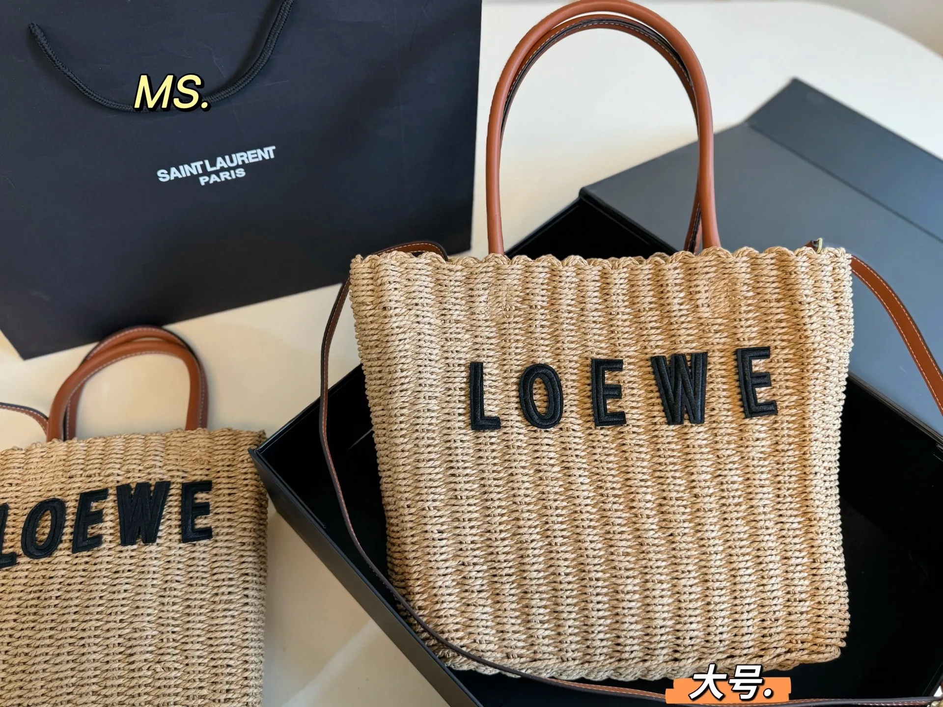 P95大号 （飞机盒） size：27&times;27大号 LOEWE 罗意威新款草编琴谱托特包💕 柔软拉菲草编织成立体包型， 一眼爱上，氛围感绝了👍 柔软又🈶️韧性，质感满🈵️ 既能度假🏖，又能通勤！