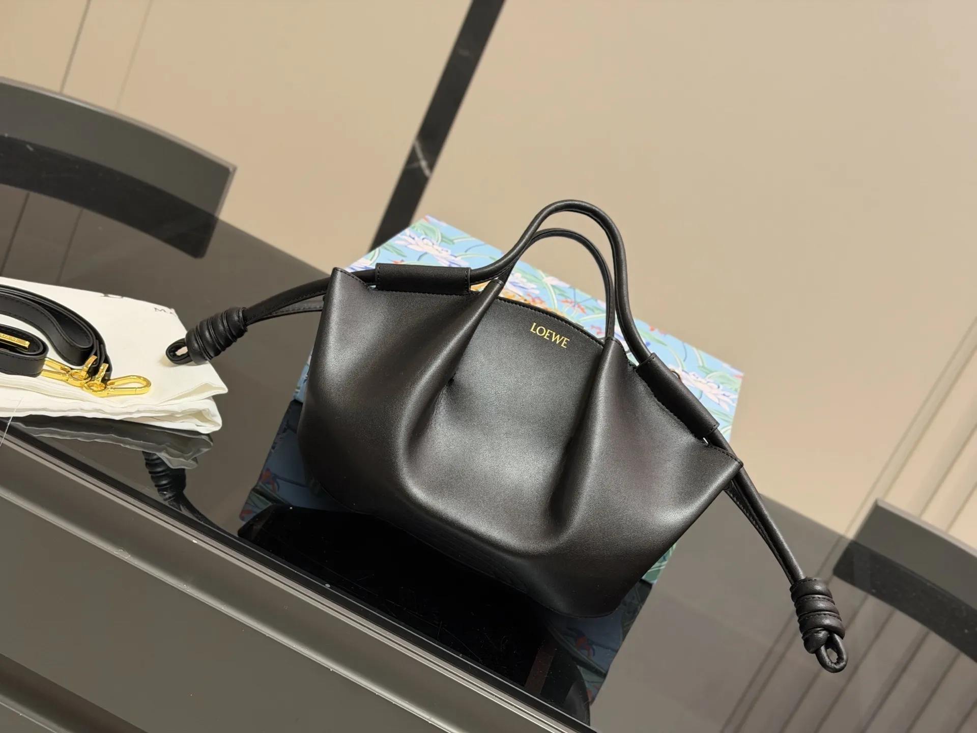 ¥180 配盒 Loewe罗意威新款Paseo饺子包 做工精致廓形简洁优雅, 带来了柔软和超轻盈的独特复褶构造。 采用闪亮纳帕牛皮革制成。 *手拿或肩背*可拆卸和可调节肩带* 顶部隐形拉链*金色绒面革衬里*烫金。 尺寸:25.18cm
