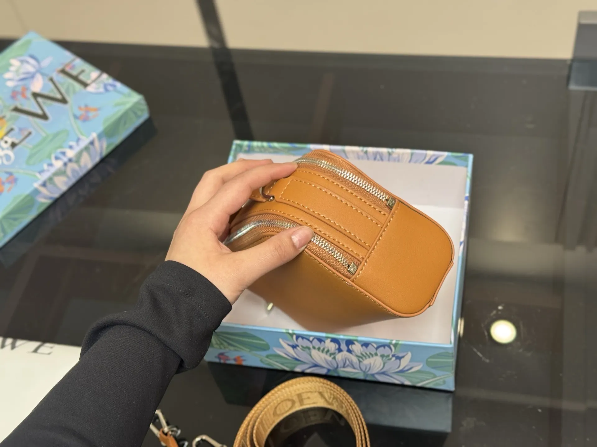 ¥170 配盒 size:18.13cm Loewe Hammock 男女同款! 罗意威 相机包超可爱 看预告就喜欢的要命, 特别可爱, 皮质也很好 摸起来滑滑的不会涩!