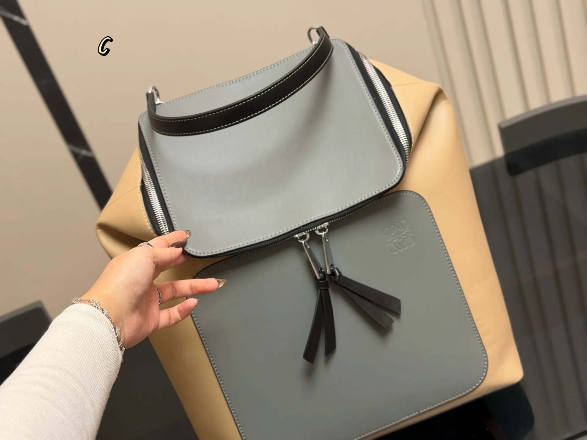 &yen;180 无盒 size：33*39cm loewe 罗意威双肩包🎒 颜值很高哦！ 男士双肩包&hellip;