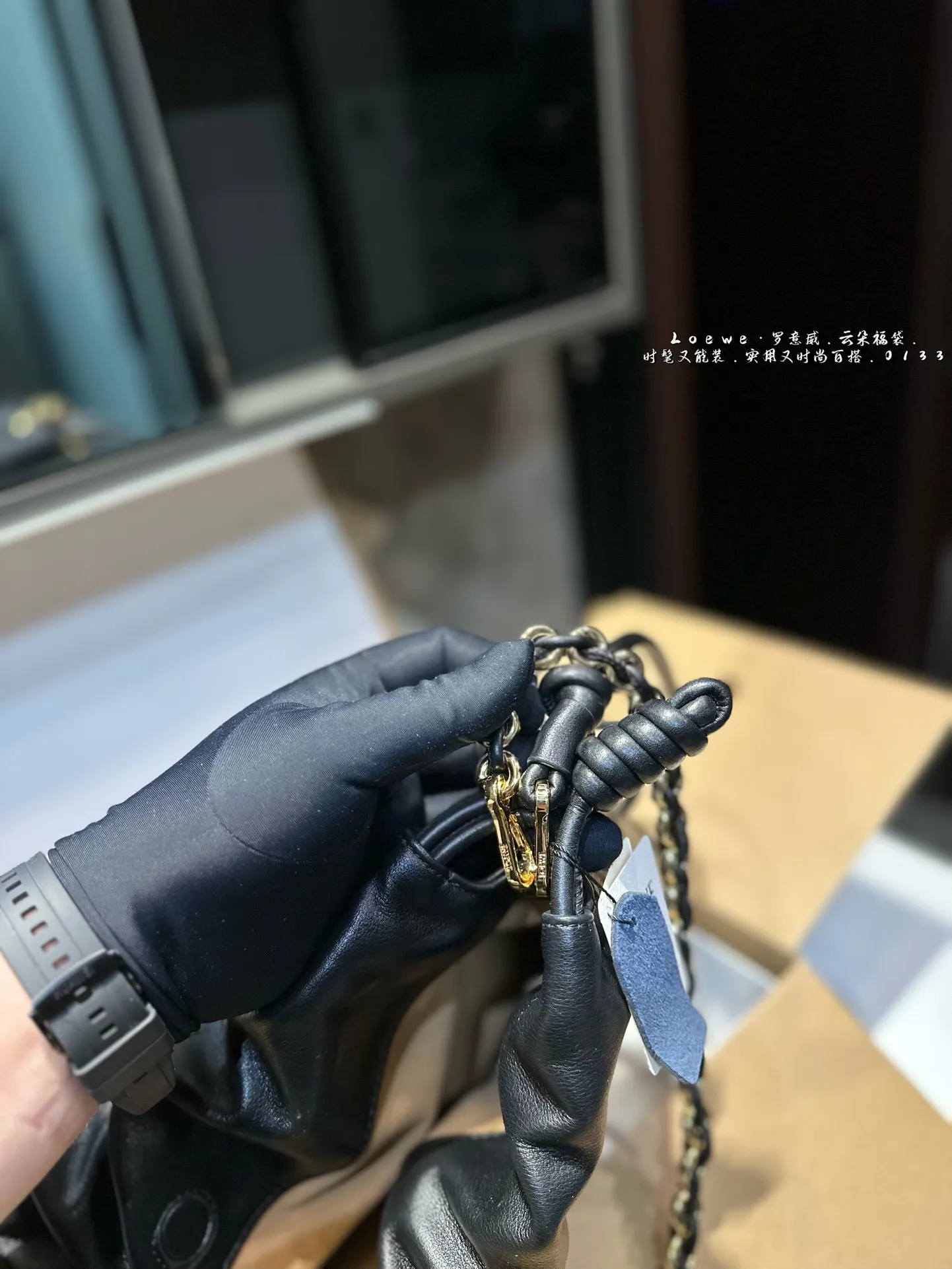 ❤️p215p185(礼盒包装)❤️ 罗意威LOEWE 链条福袋包 质感很高级 容量超级大也很耐用 日常出街背它回头率百分百 就是这种随性慵懒感尺寸:29*9*19cm 14*5*17cm