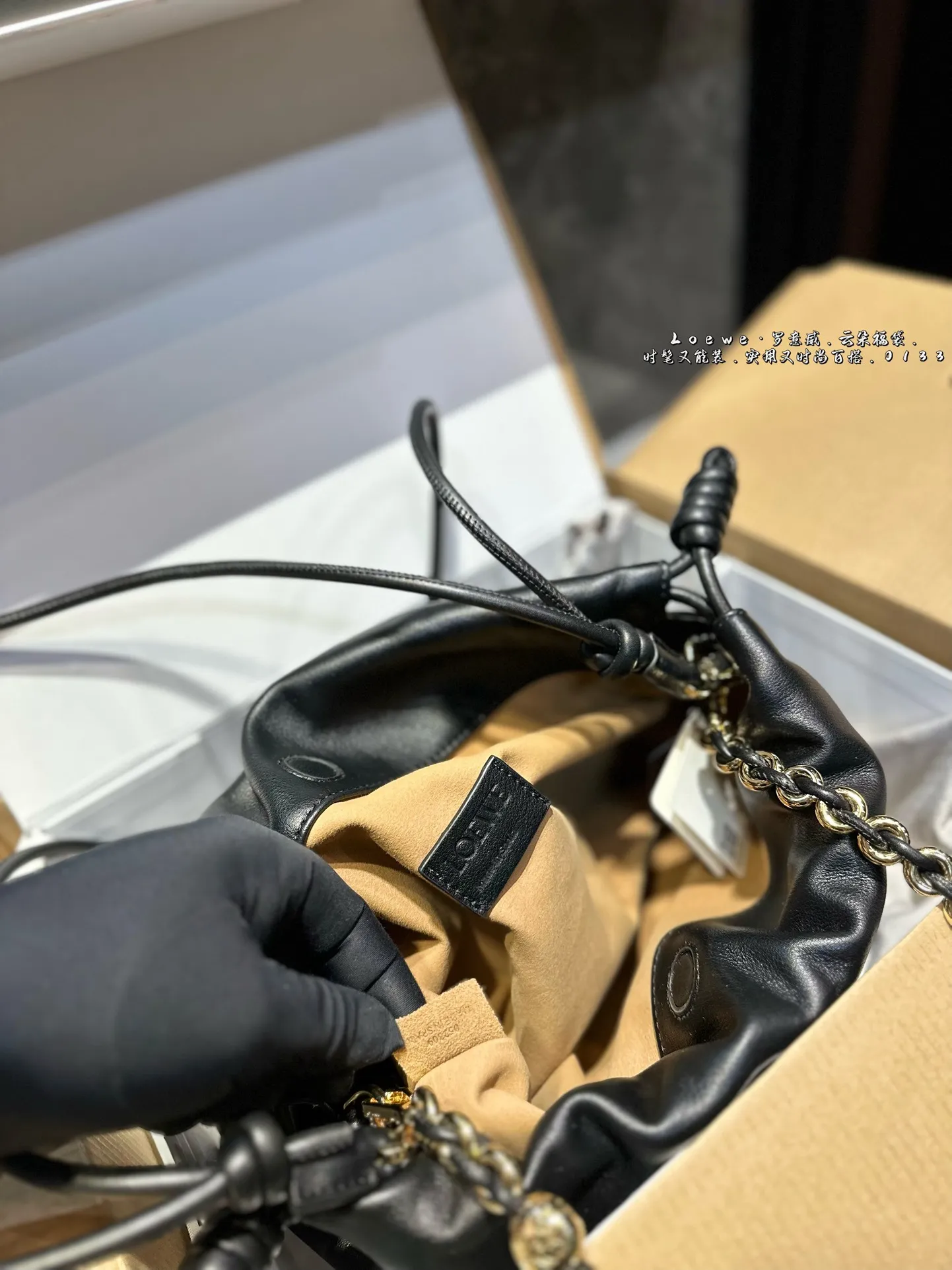 ❤️p215p185（礼盒包装）❤️ 罗意威LOEWE 链条福袋包 质感很高级 容量超级大也很耐用 日常出街背它回头率百分百 就是这种随性慵懒感尺寸：29*9*19cm 14*5*17cm
