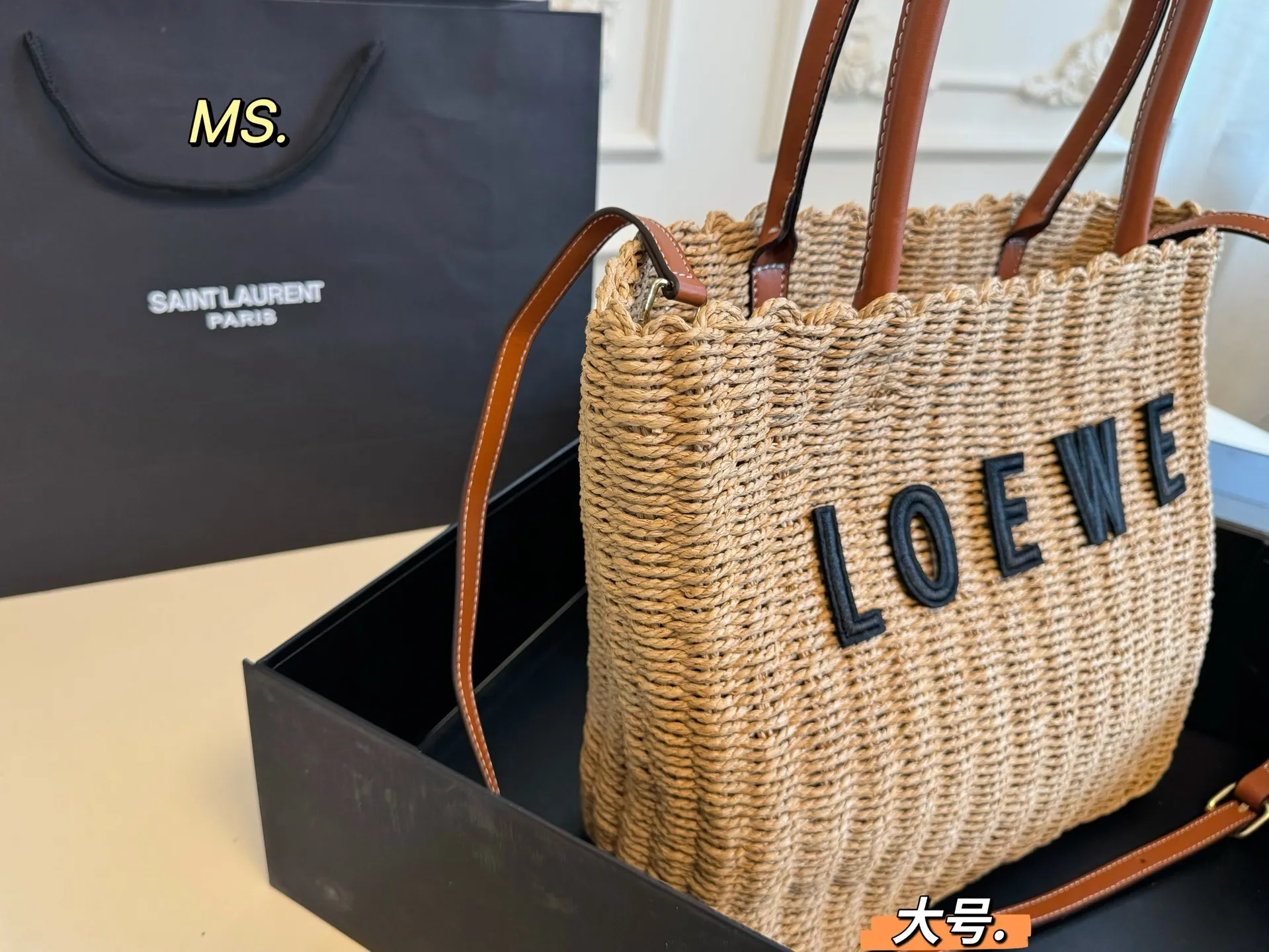 P95大号 (飞机盒) size:27×27大号 LOEWE 罗意威新款草编琴谱托特包💕 柔软拉菲草编织成立体包型, 一眼爱上,氛围感绝了👍 柔软又🈶️韧性,质感满🈵️ 既能度假🏖,又能通勤!