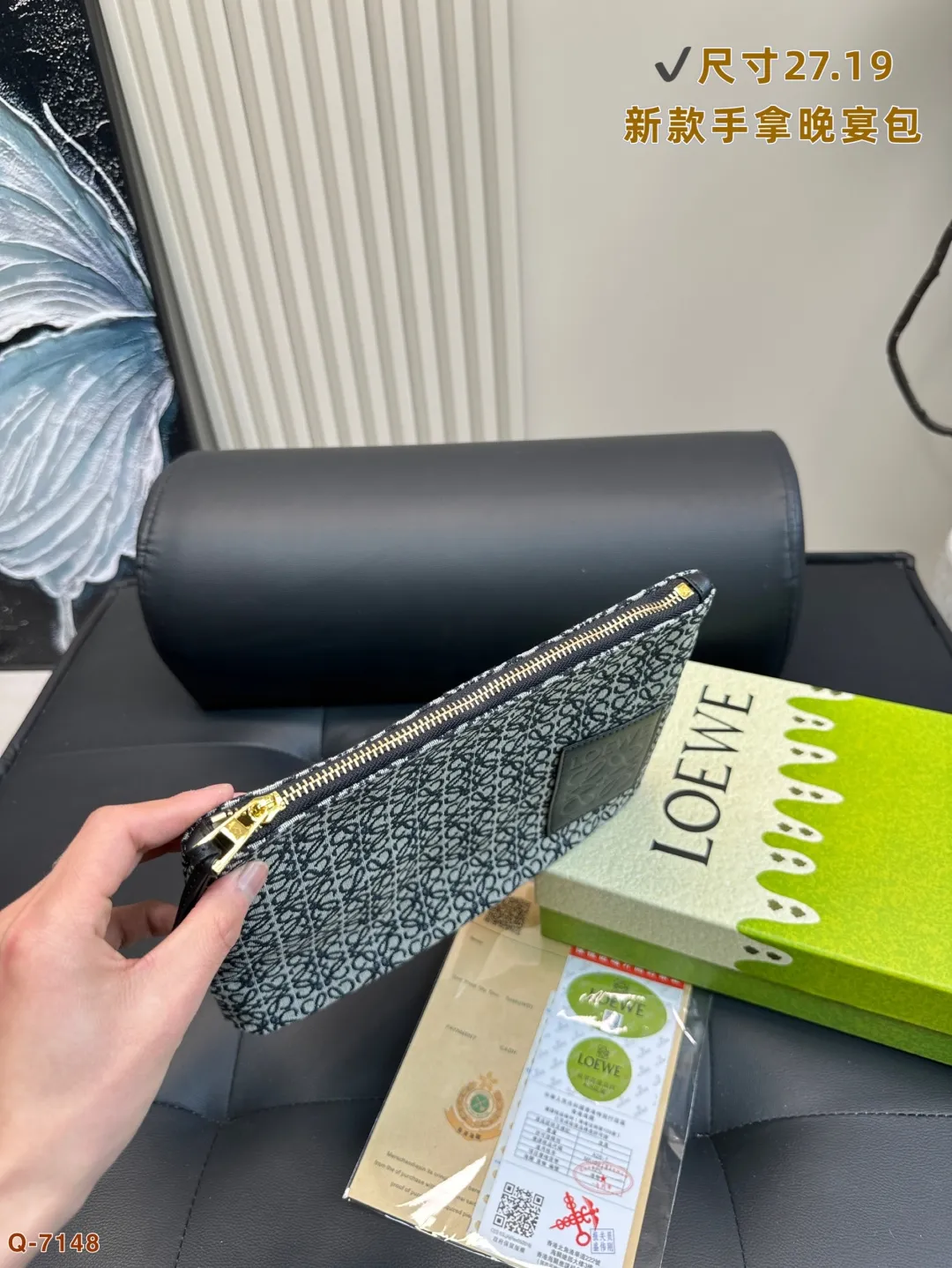 💰105 配礼盒 LOEWE罗意威新款帆布手拿包晚宴包 满logo帆布手包,加宽底座空间超大,满足日常所需~简单大方,手感超好!! 尺寸27.19