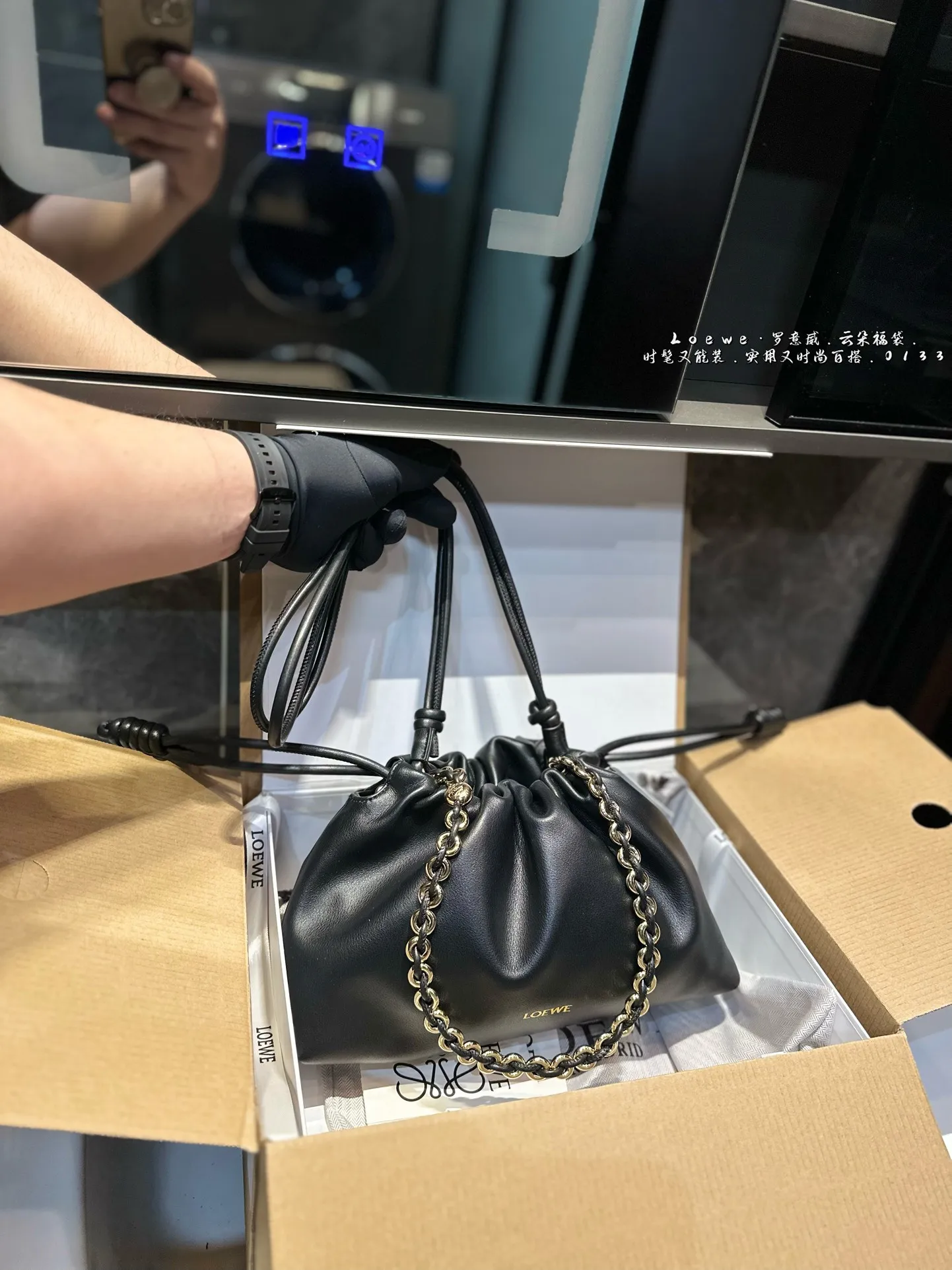 ❤️p215p185(礼盒包装)❤️ 罗意威LOEWE 链条福袋包 质感很高级 容量超级大也很耐用 日常出街背它回头率百分百 就是这种随性慵懒感尺寸:29*9*19cm 14*5*17cm