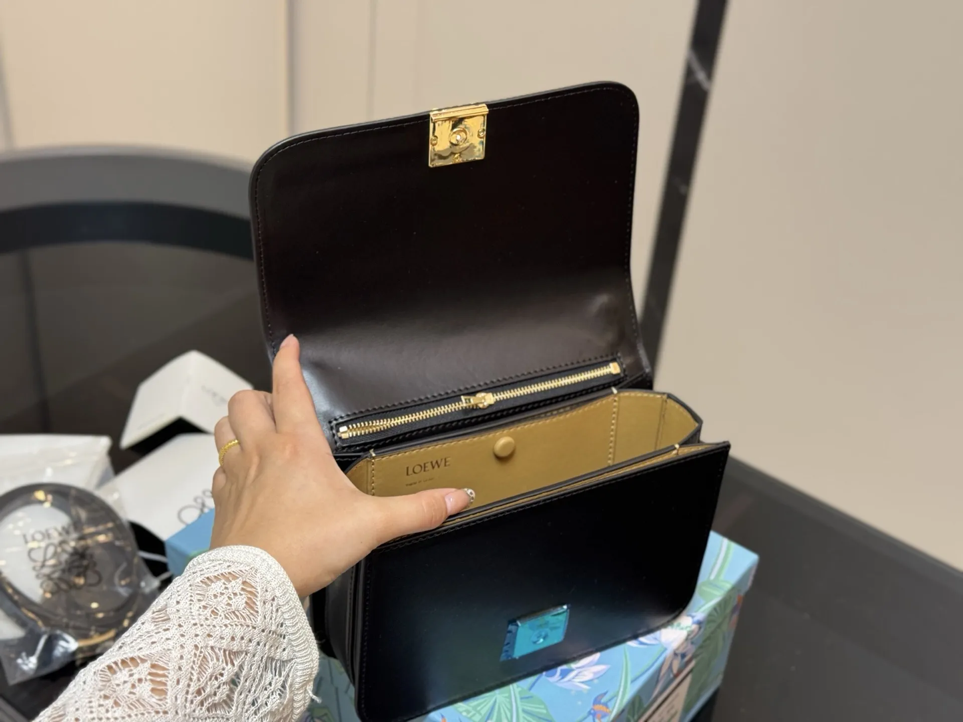 &yen;180 配盒 size：22*16cm Loewe/罗意威 新肩带很美哦！ Gate Bag 豆腐斜挎包， 感觉gate是Loewe的礼物 ！ ⚠牛皮皮质！